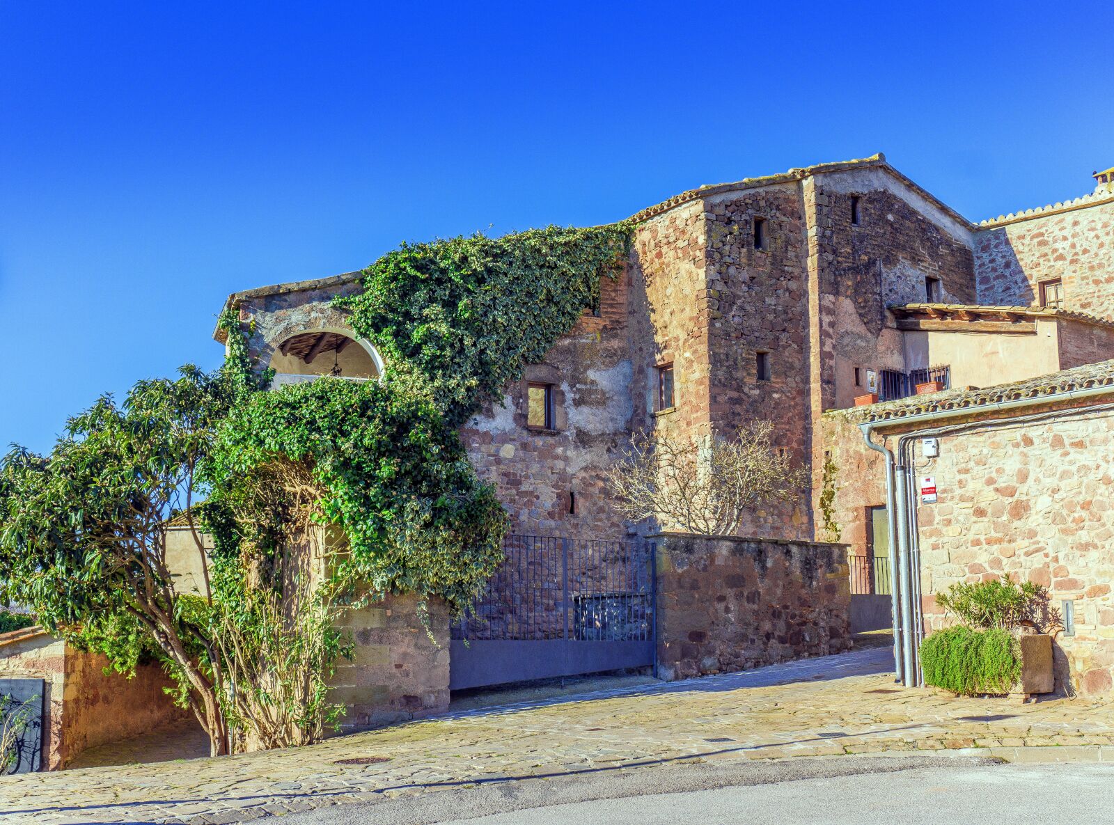 Sony E 16-50mm F3.5-5.6 PZ OSS sample photo. Architecture, old, house photography