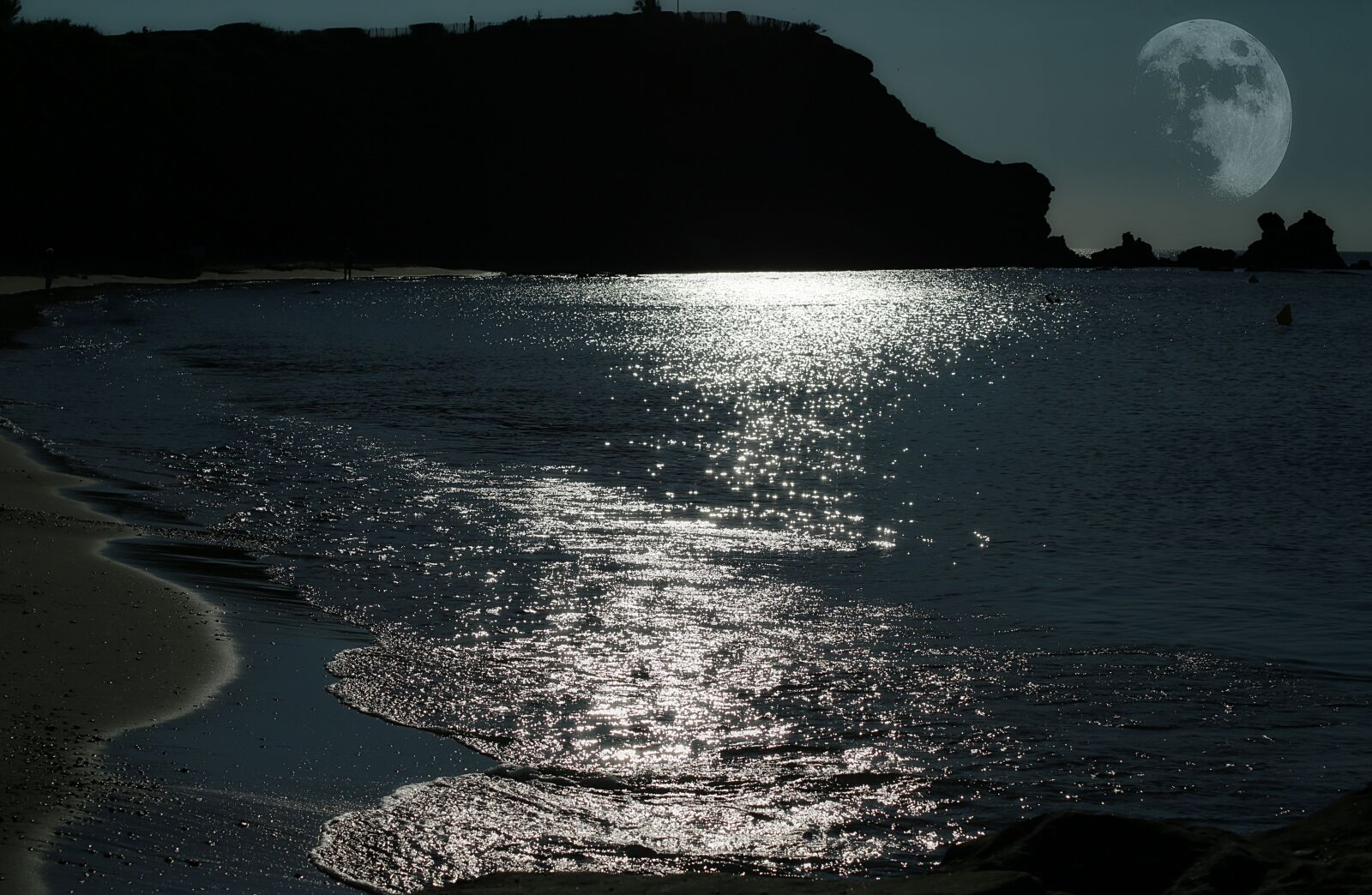 Canon EOS 5D Mark III sample photo. Moon, sea, light reflections photography