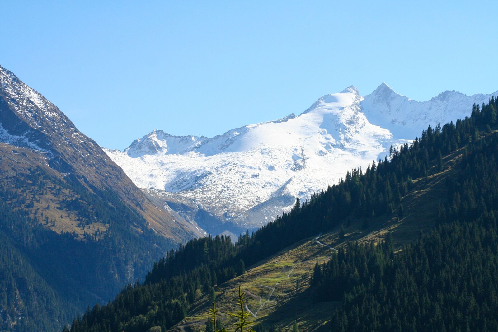 Canon EOS 350D (EOS Digital Rebel XT / EOS Kiss Digital N) sample photo. Mountain, snow, landscape photography