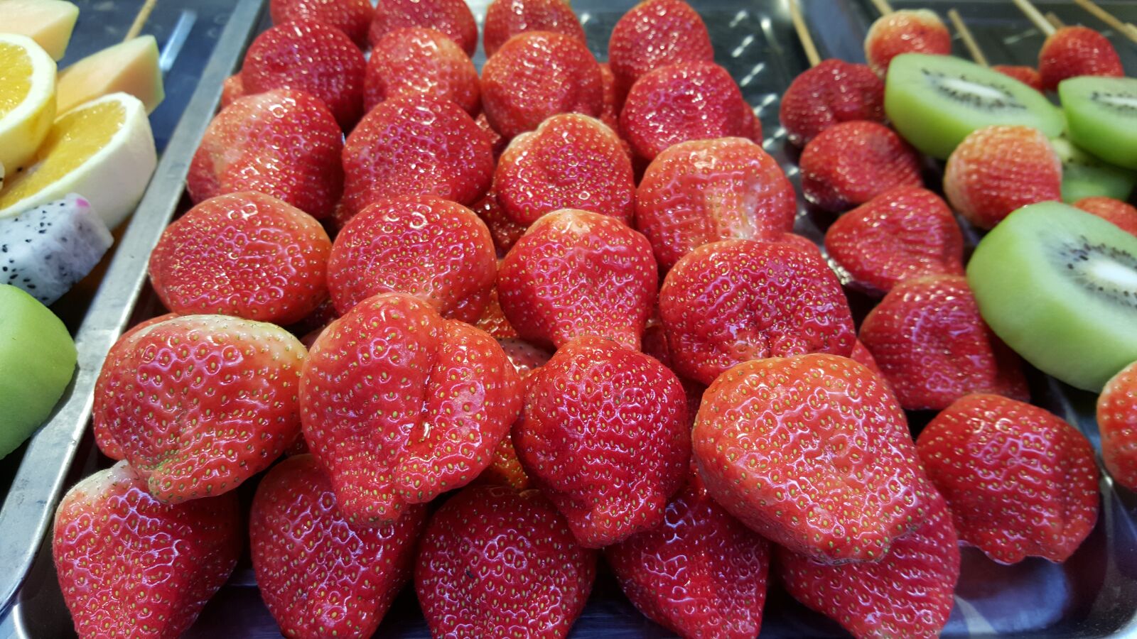 Samsung GALAXY S6 edge sample photo. Strawberry, fresh strawberry, kiwi photography