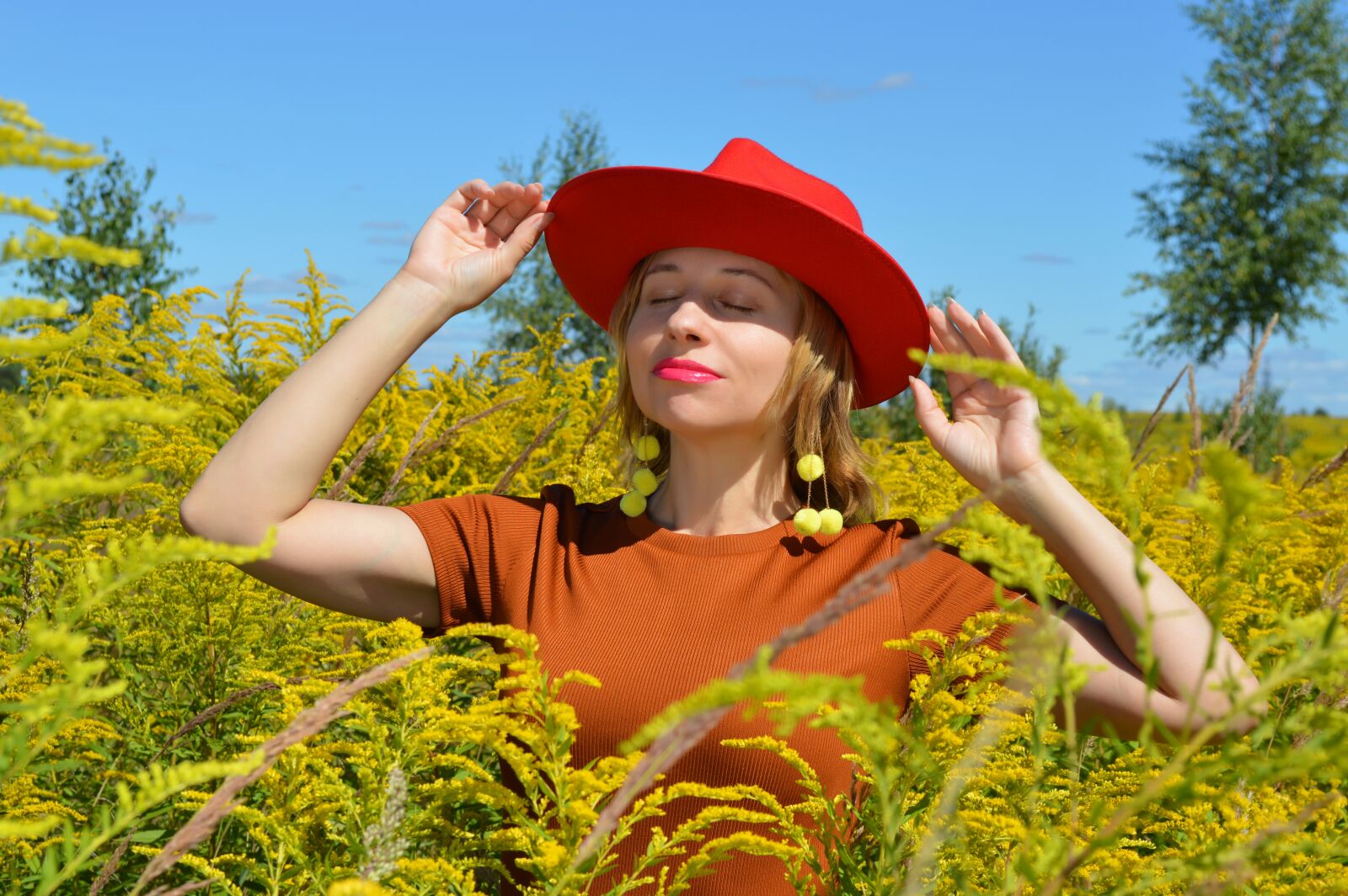 Nikon D3200 sample photo. Woman, red hat, field photography