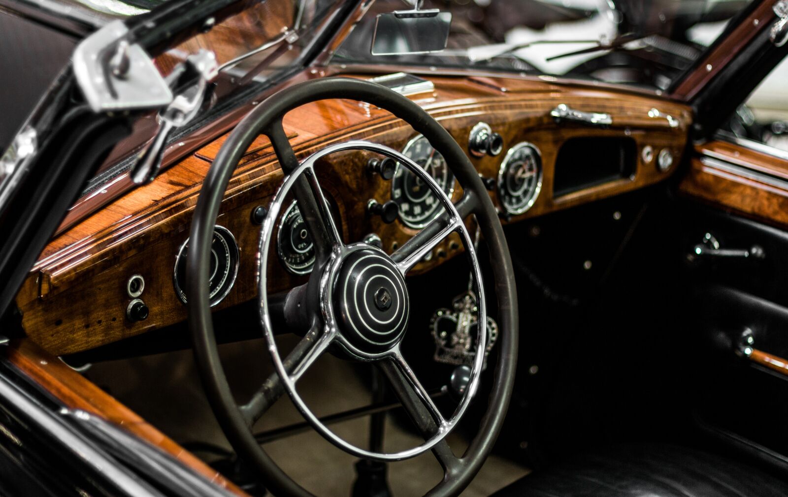 Canon EOS 70D + Canon EF 50mm F1.4 USM sample photo. Classic car, steering wheel photography