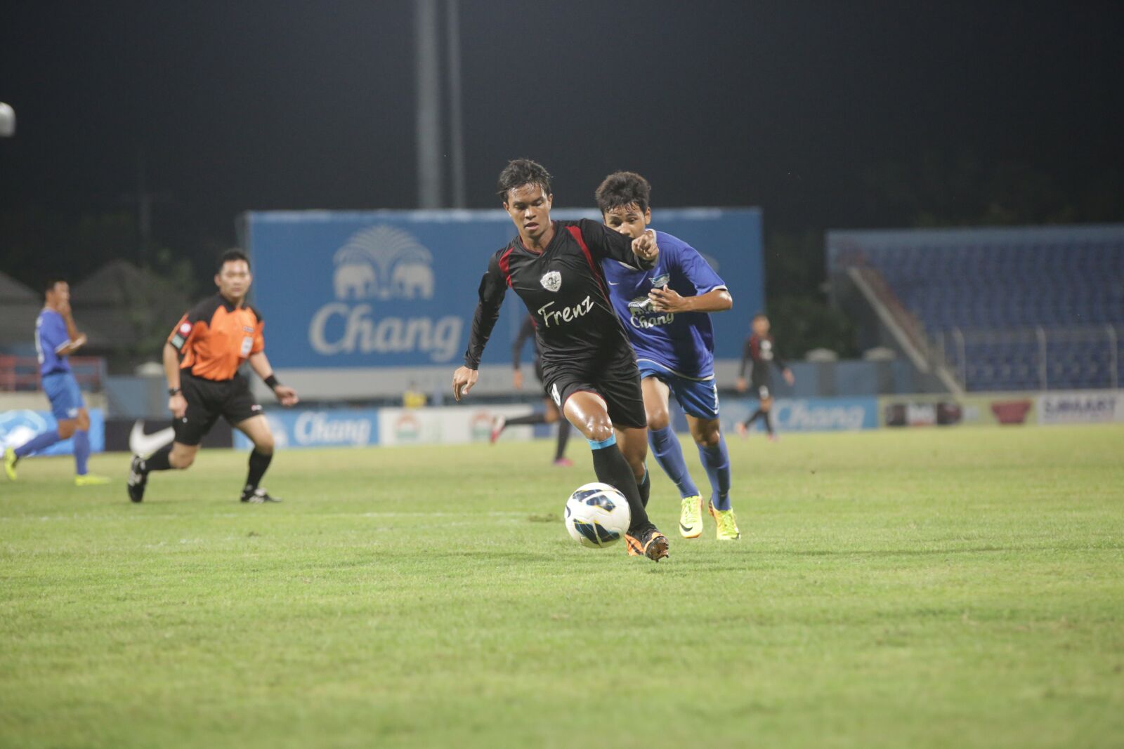 Canon EOS 5D Mark III sample photo. Running, soccer, football photography