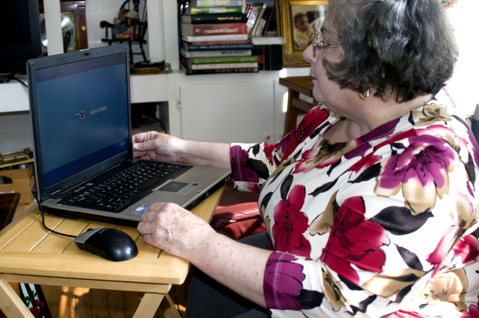 Nikon D300 sample photo. Granny, sitting, small, folding photography