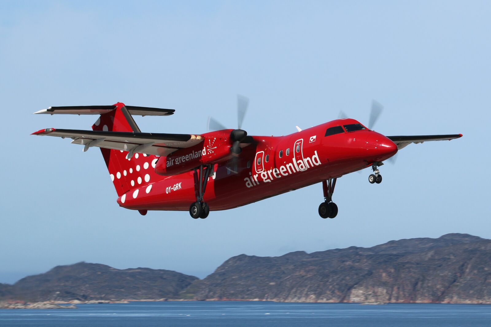 Canon EOS 70D + Canon EF 100-400mm F4.5-5.6L IS USM sample photo. Greenland, aasiaat airport, dash 8 photography