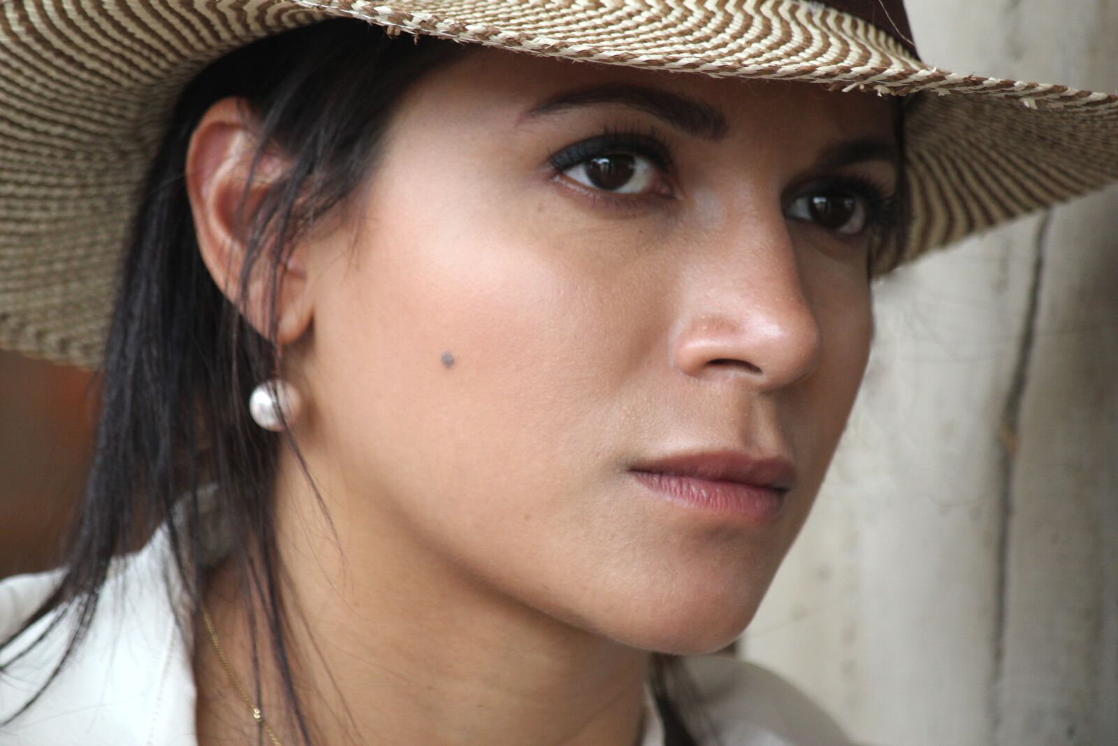 Canon EOS 550D (EOS Rebel T2i / EOS Kiss X4) sample photo. Women, pretty, hat photography