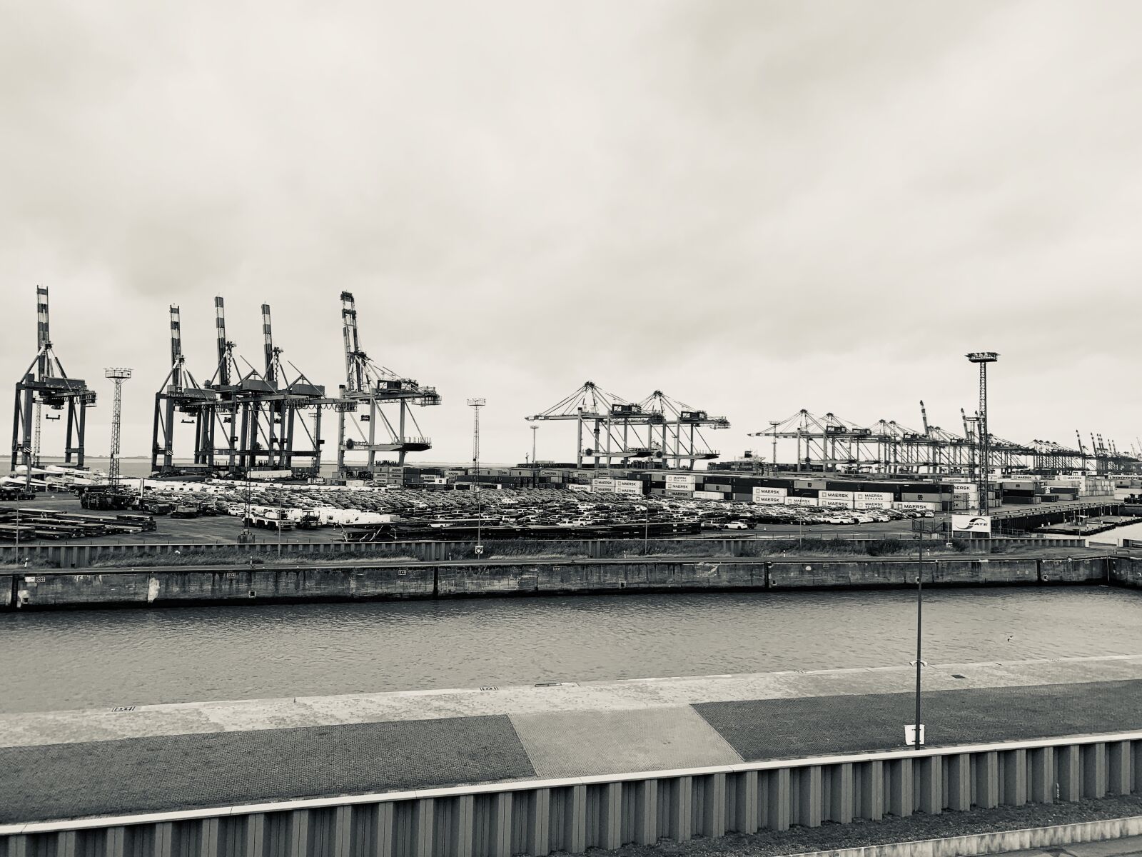 Apple iPhone XR sample photo. Bremerhaven, port, water photography
