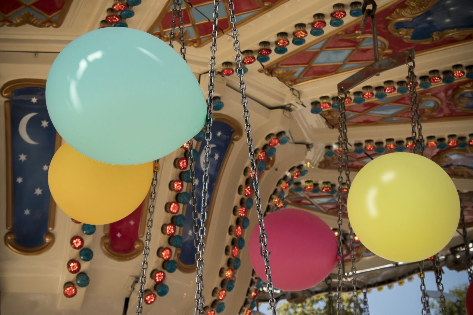 Canon EOS 1300D (EOS Rebel T6 / EOS Kiss X80) sample photo. Balloon, kettenkarusell, folk festival photography