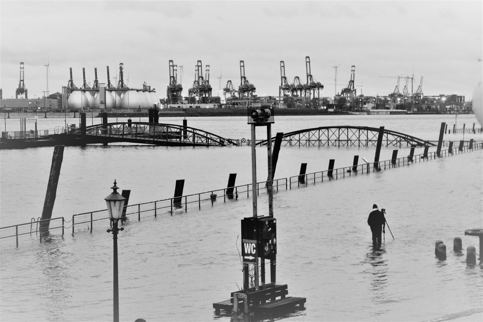 Canon EOS 1000D (EOS Digital Rebel XS / EOS Kiss F) sample photo. Flood, high water, schwarzwei photography