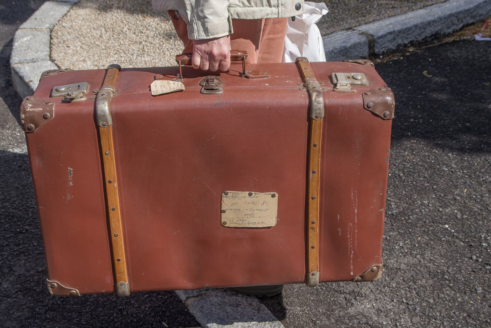 Pentax KP sample photo. Suitcase, travel, departure photography