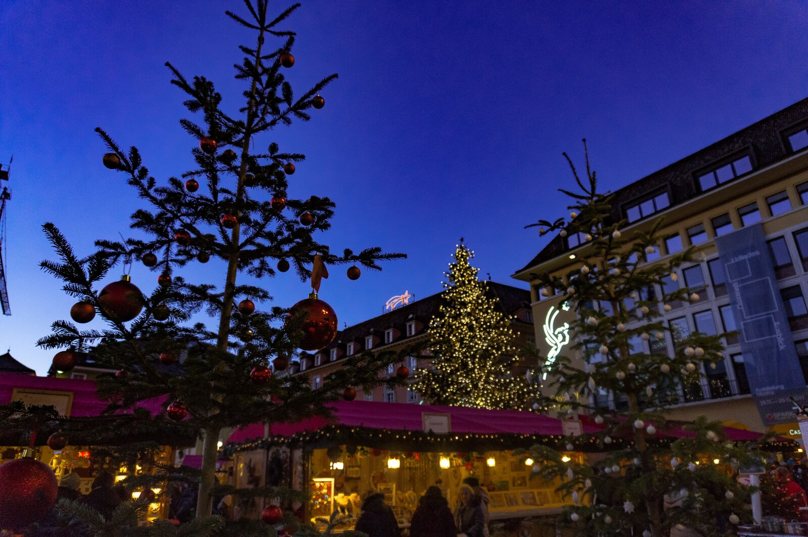 Sony Alpha NEX-3N + Sony E 16-50mm F3.5-5.6 PZ OSS sample photo. Christmas, markets, south photography