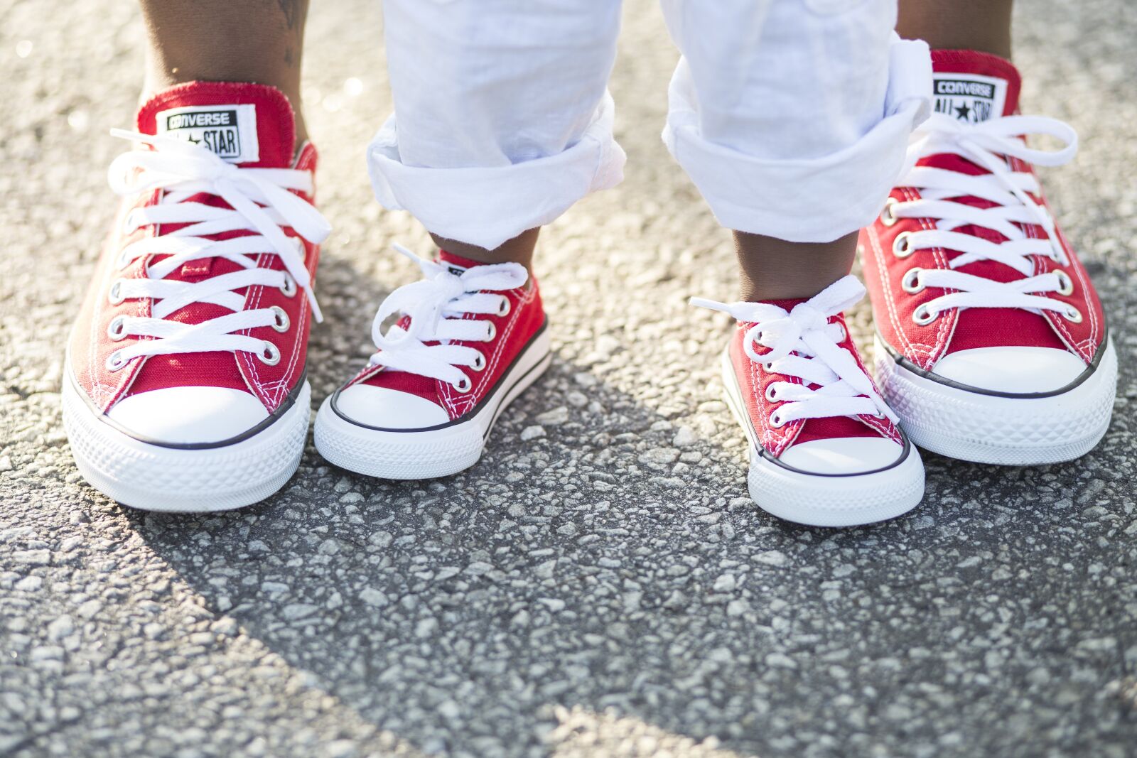 Canon EF 85mm F1.8 USM sample photo. Bond, mother, sneakers photography