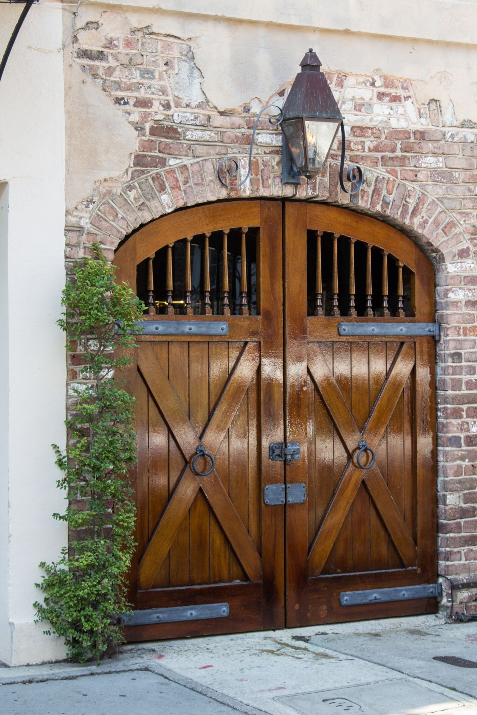 Canon EOS 600D (Rebel EOS T3i / EOS Kiss X5) sample photo. Stable doors, brick, building photography