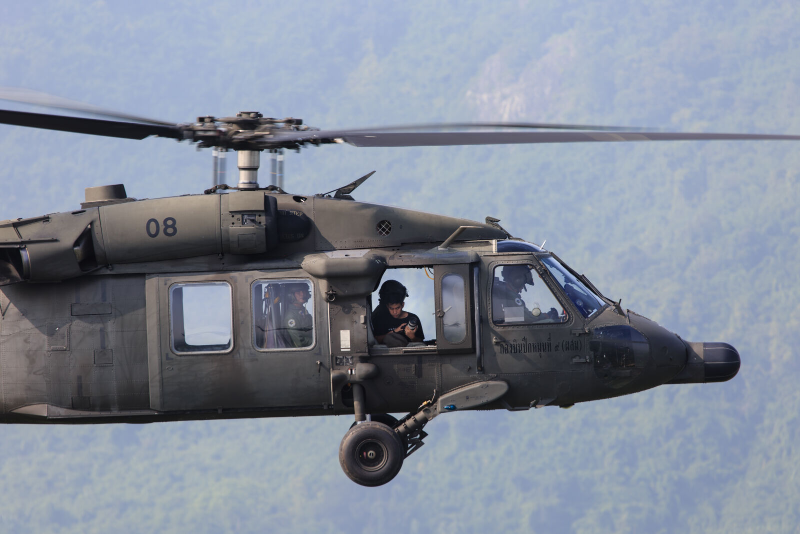 Canon EF 100-400mm F4.5-5.6L IS USM sample photo. Helicopter photography
