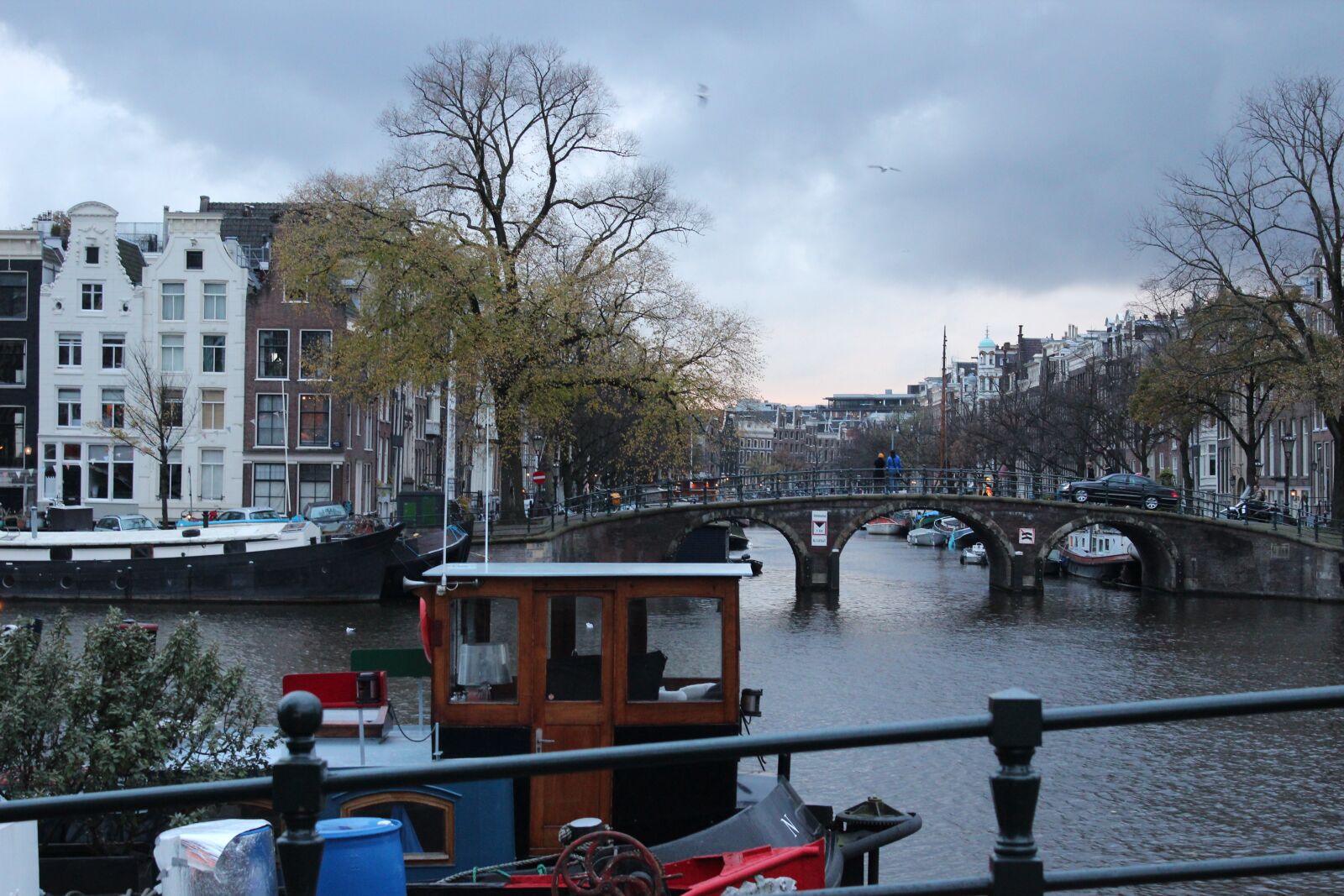 Canon EOS 600D (Rebel EOS T3i / EOS Kiss X5) sample photo. Amsterdam, channels, boat photography