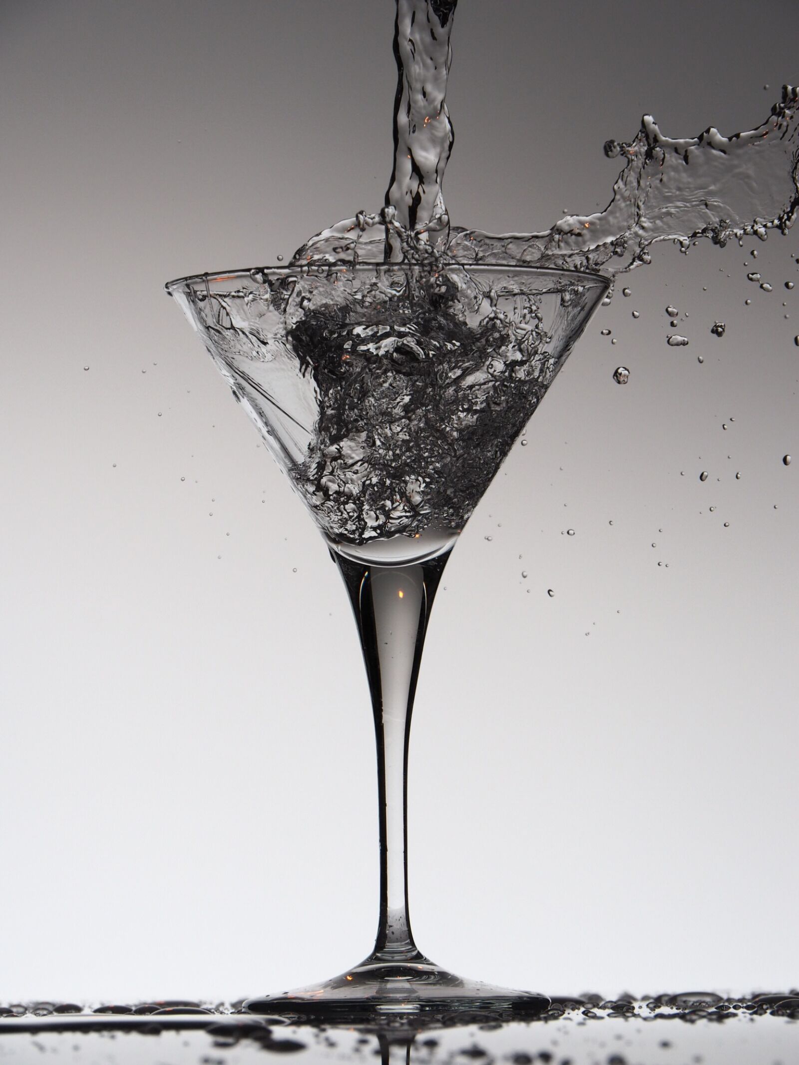 Olympus OM-D E-M5 II sample photo. Water, glass, clear photography