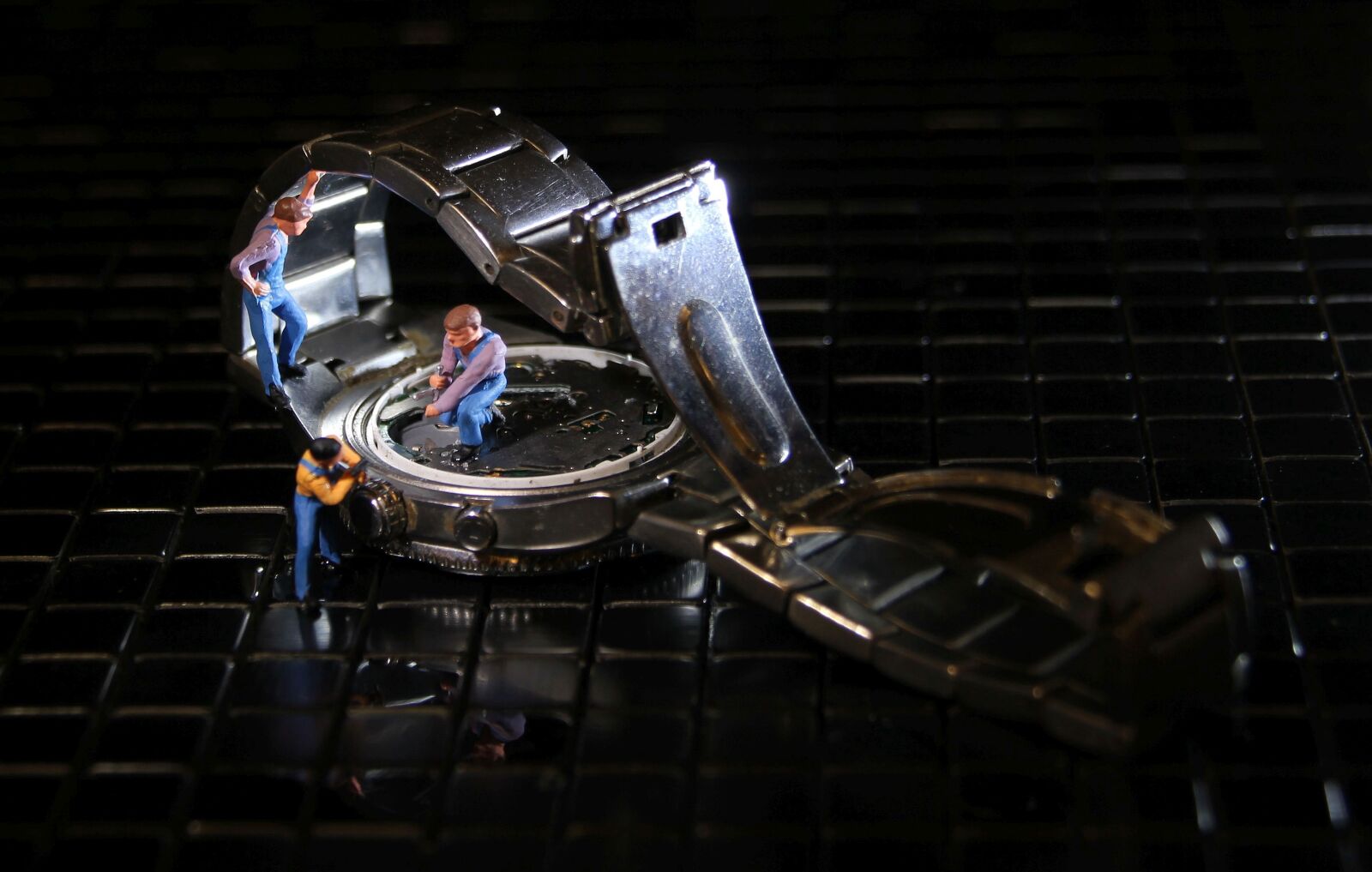 Canon EOS 550D (EOS Rebel T2i / EOS Kiss X4) sample photo. Wrist watch, watchmaker, miniature photography