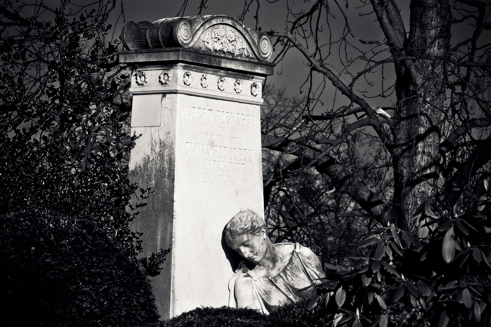 Olympus OM-D E-M10 sample photo. Cemetery, grave, tombstone photography