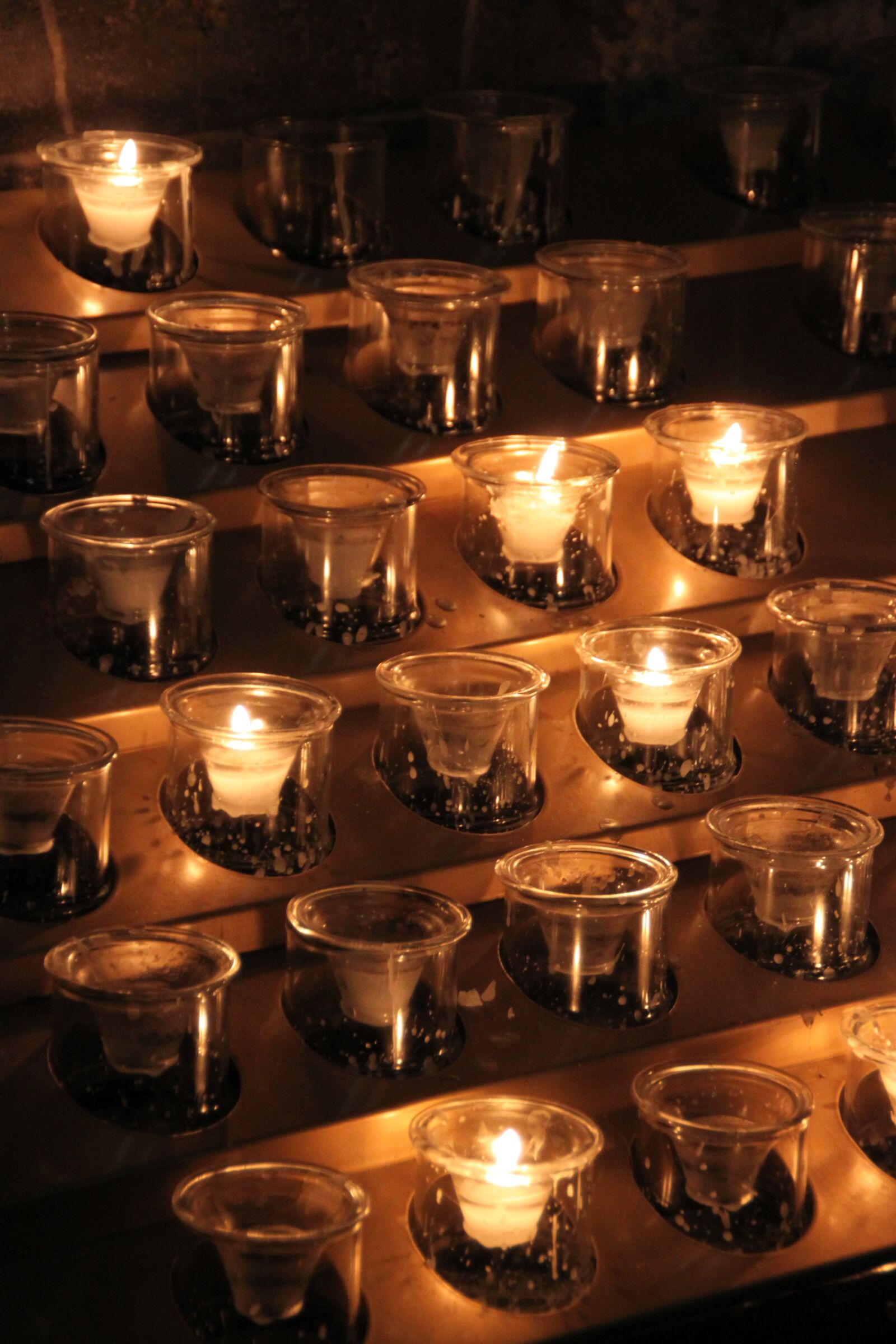 Canon EOS 500D (EOS Rebel T1i / EOS Kiss X3) sample photo. Candle, prayer, candlelight photography