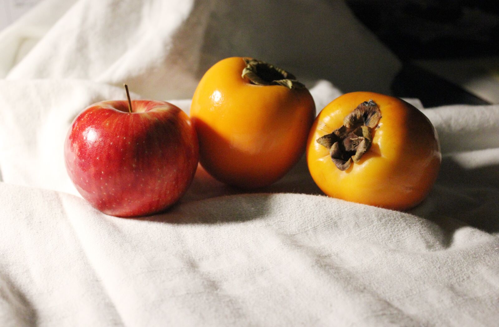 Canon EOS 550D (EOS Rebel T2i / EOS Kiss X4) sample photo. Fruit, khaki, apple photography
