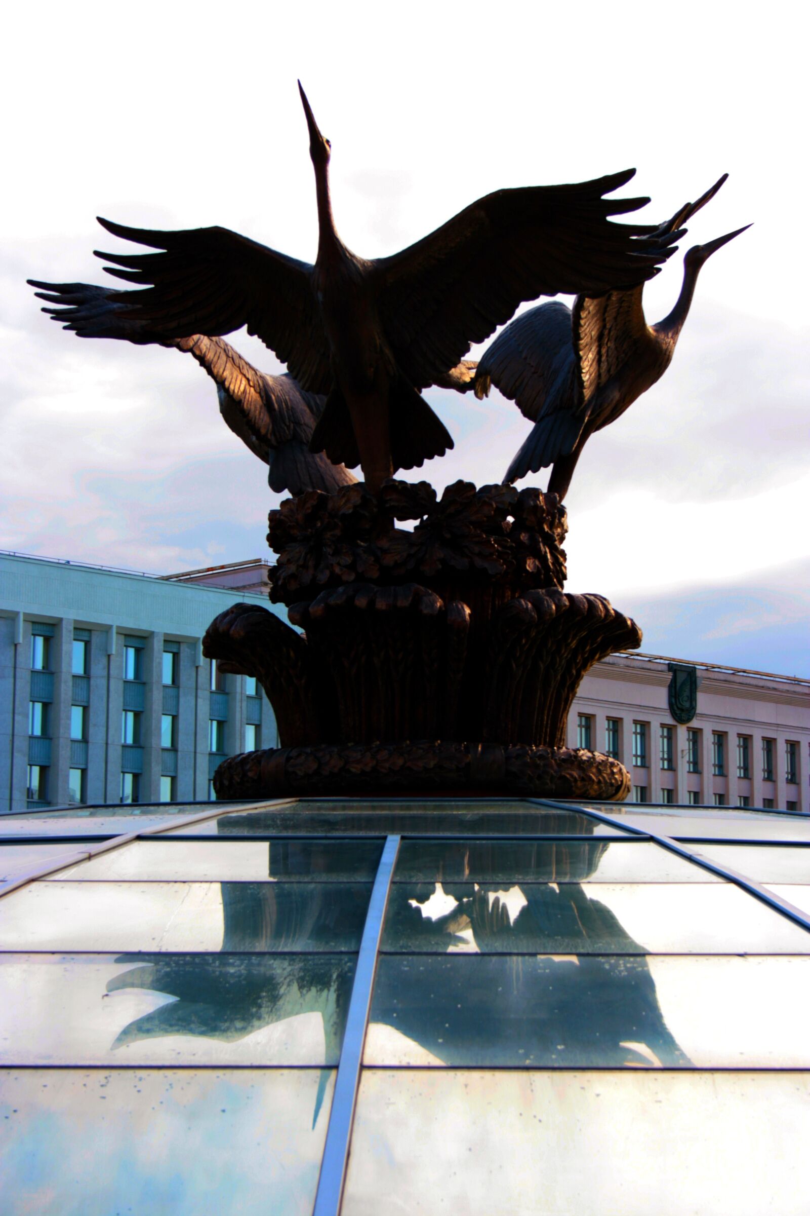 Canon EOS 400D (EOS Digital Rebel XTi / EOS Kiss Digital X) sample photo. Bird, statue, sculpture photography