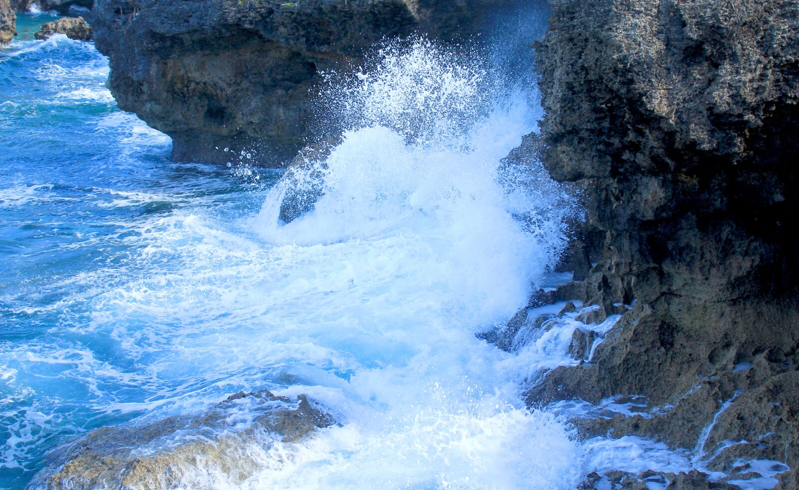 Canon EOS 700D (EOS Rebel T5i / EOS Kiss X7i) sample photo. Beach, the waves, rock photography