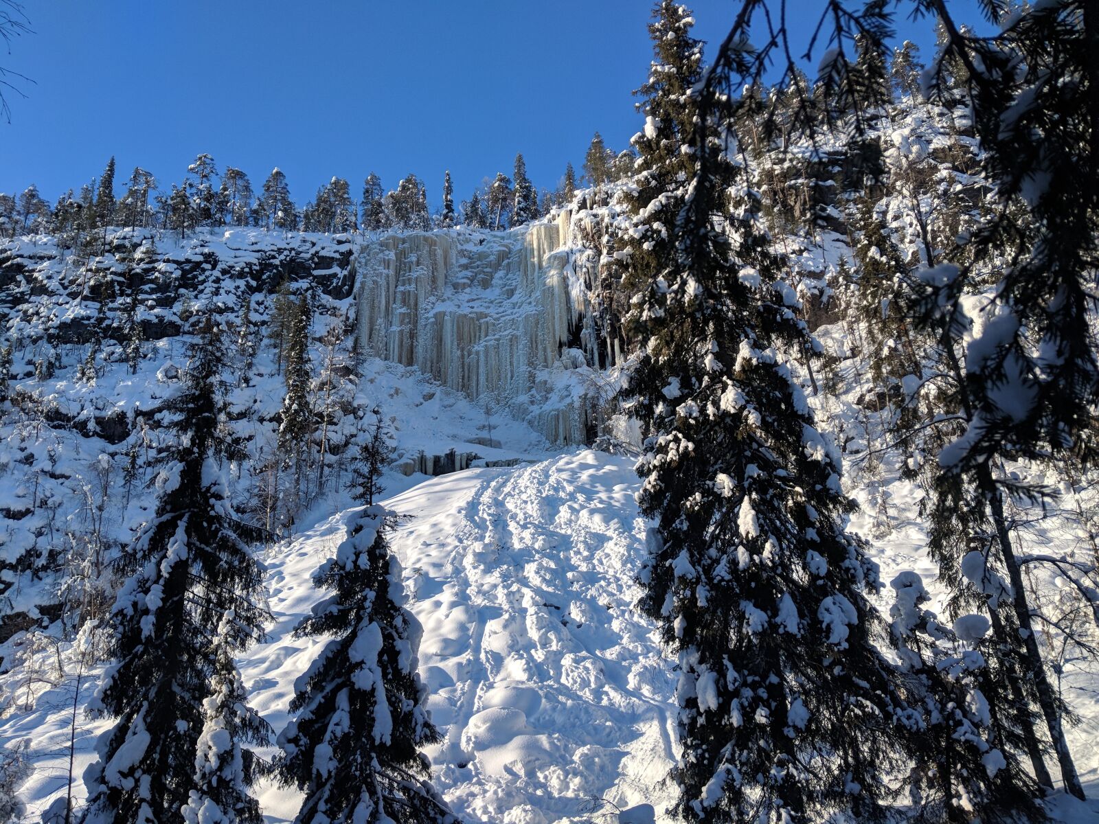 Google Pixel 2 sample photo. Snow, winter, cold photography