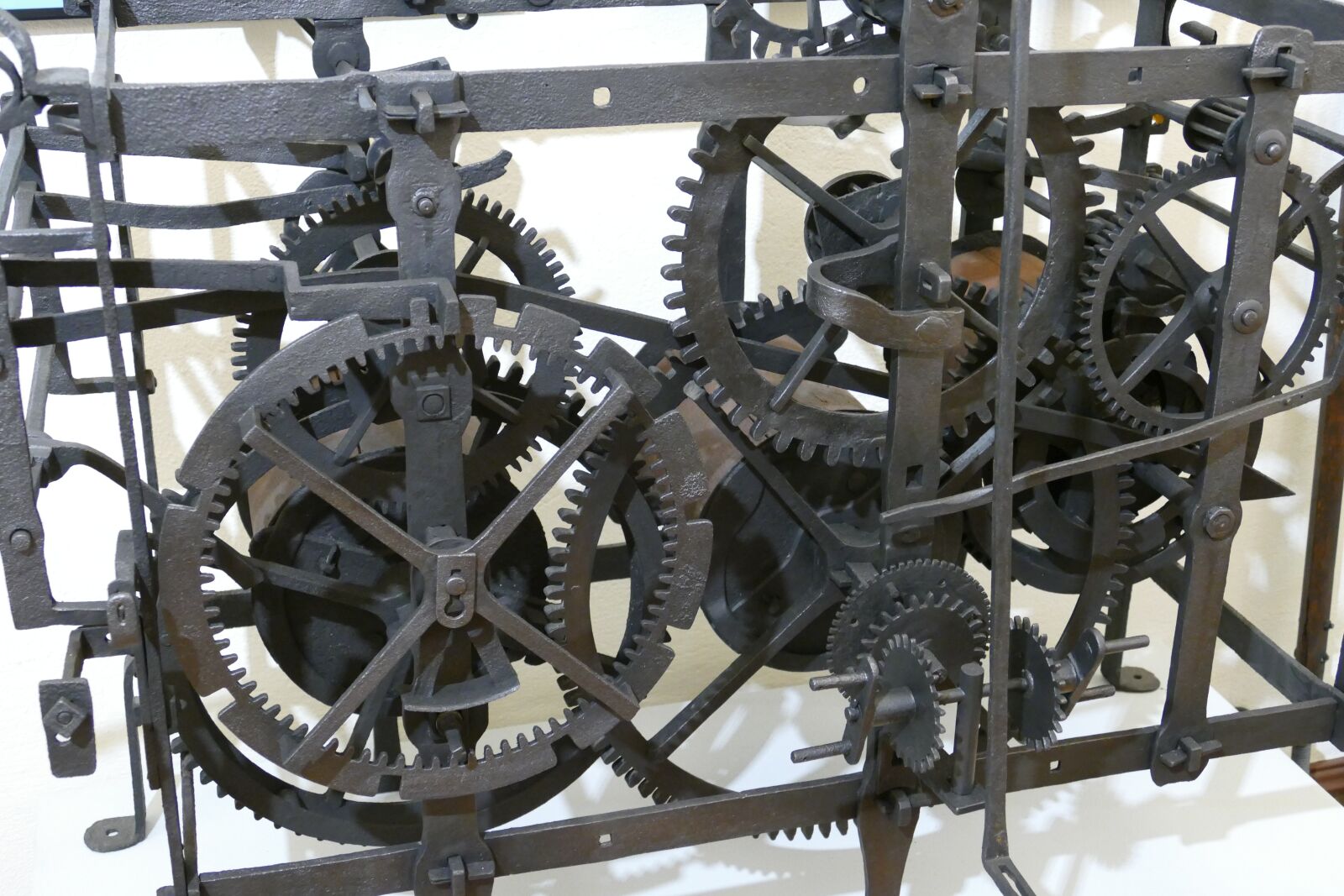 Panasonic Lumix DMC-FZ1000 sample photo. Movement, clock, gear photography