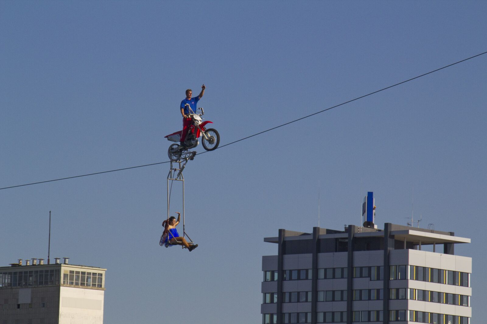 Canon EOS 550D (EOS Rebel T2i / EOS Kiss X4) sample photo. High-wire artist, motorcycle, rope photography