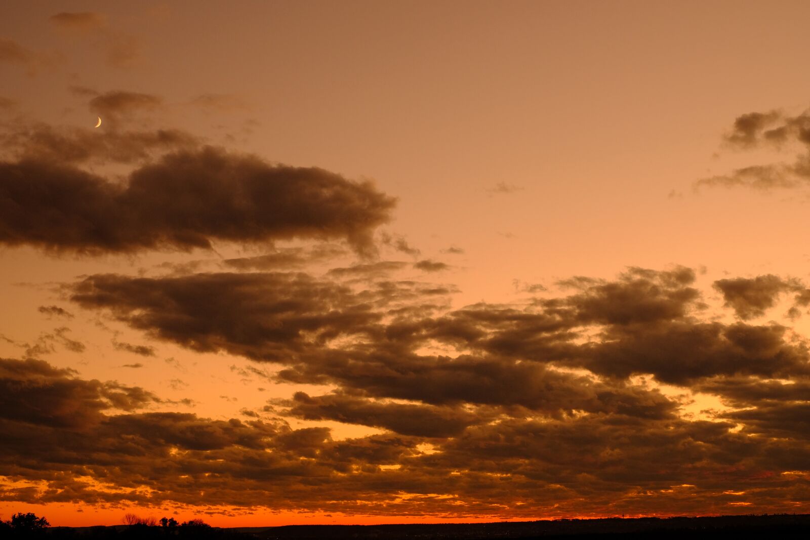 Fujifilm X-T2 + Fujifilm XF 35mm F1.4 R sample photo. Sunset, sky, clouds photography