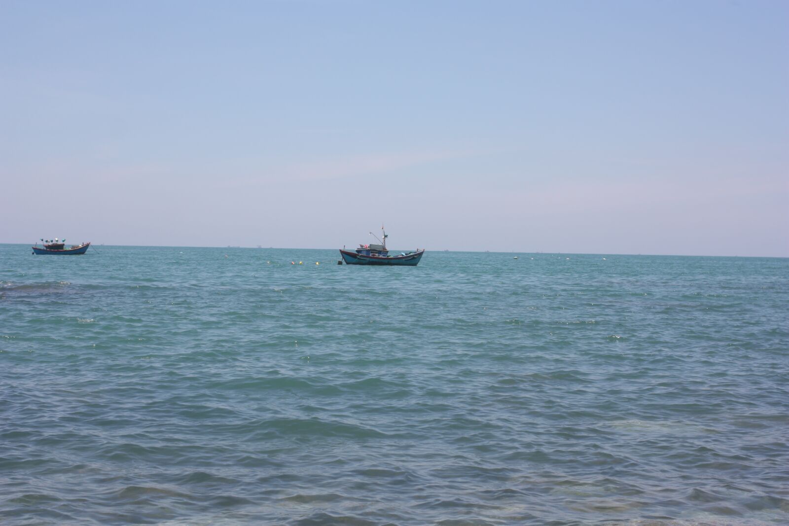 Canon EOS 450D (EOS Rebel XSi / EOS Kiss X2) sample photo. Small boat, fishing boat photography