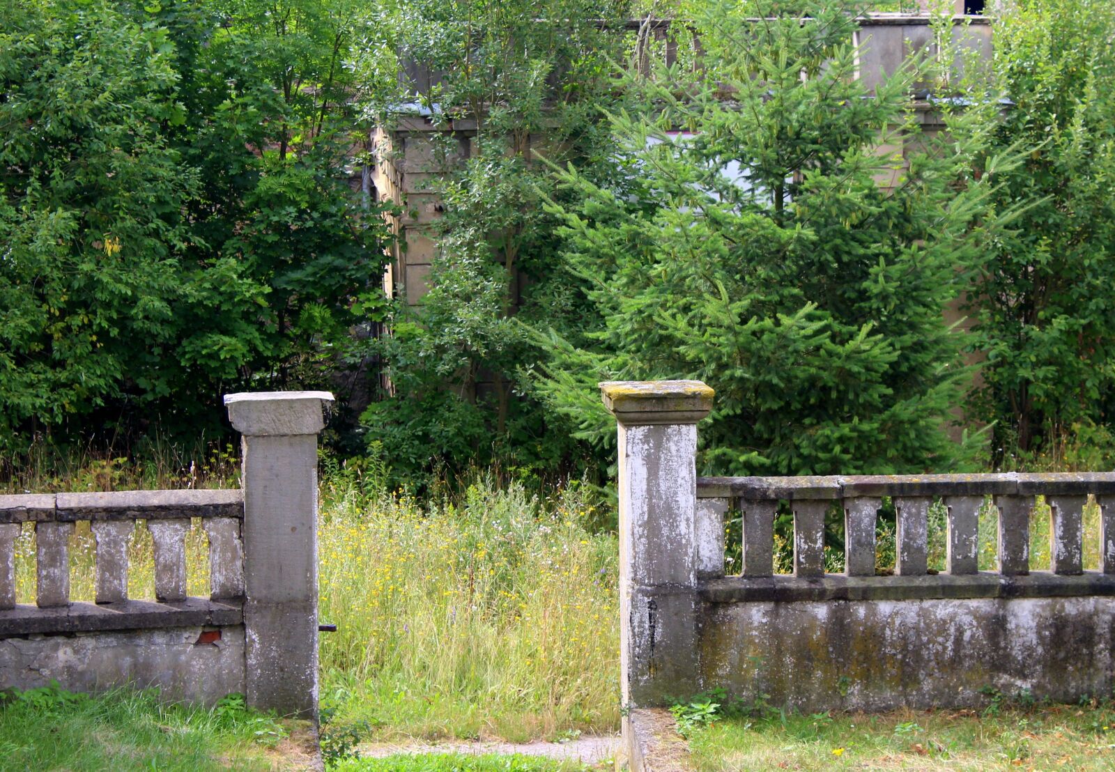 Canon EOS 1200D (EOS Rebel T5 / EOS Kiss X70 / EOS Hi) sample photo. Fencing, the fence, brick photography