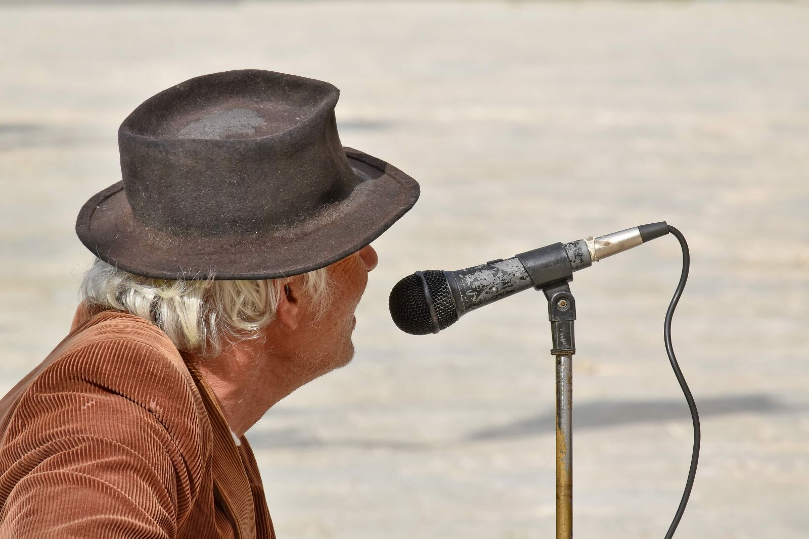 Nikon D5500 sample photo. Man, microphone, pensioner, singer photography