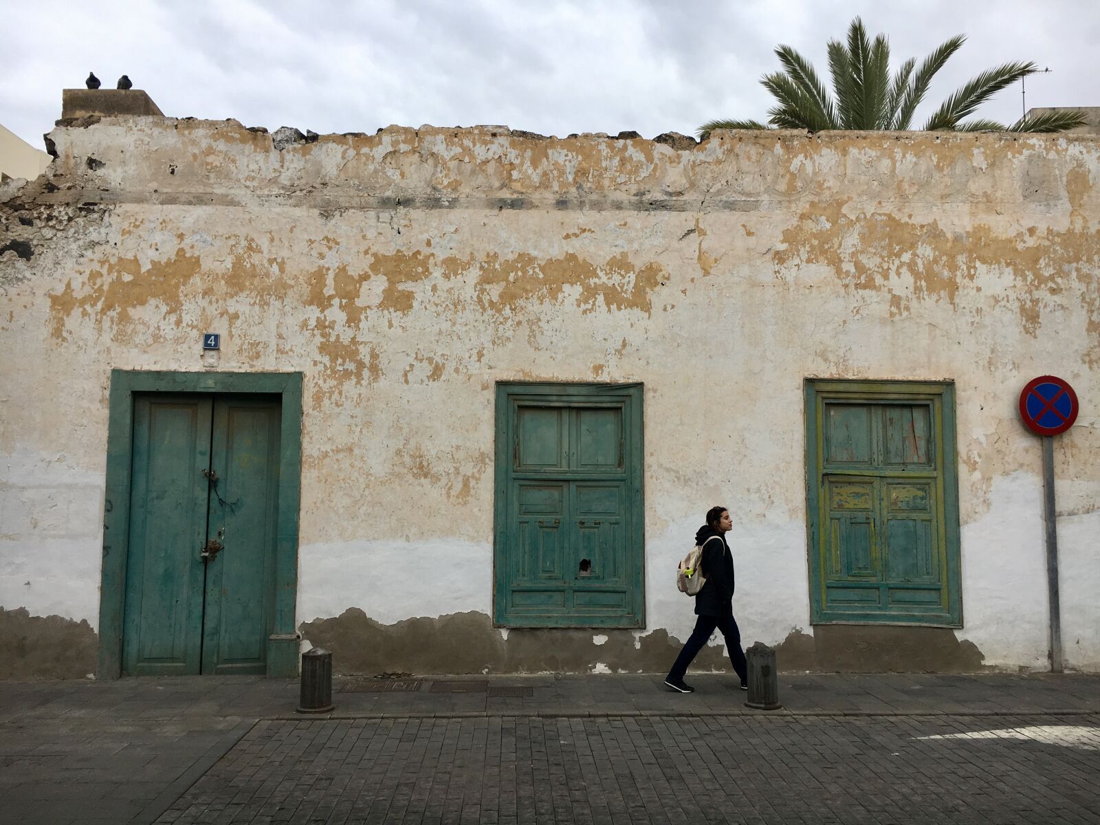 Apple iPhone 6s sample photo. Arrecife, green, doors photography