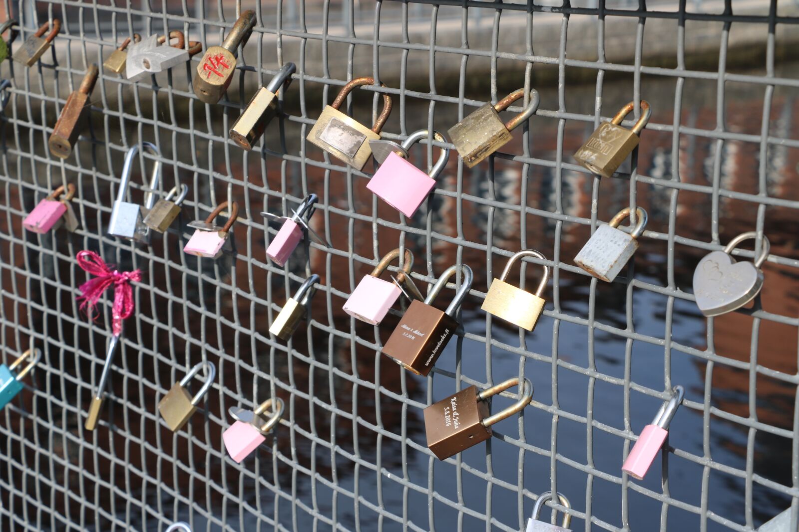 Canon EOS 750D (EOS Rebel T6i / EOS Kiss X8i) sample photo. Love, lock, commitment photography