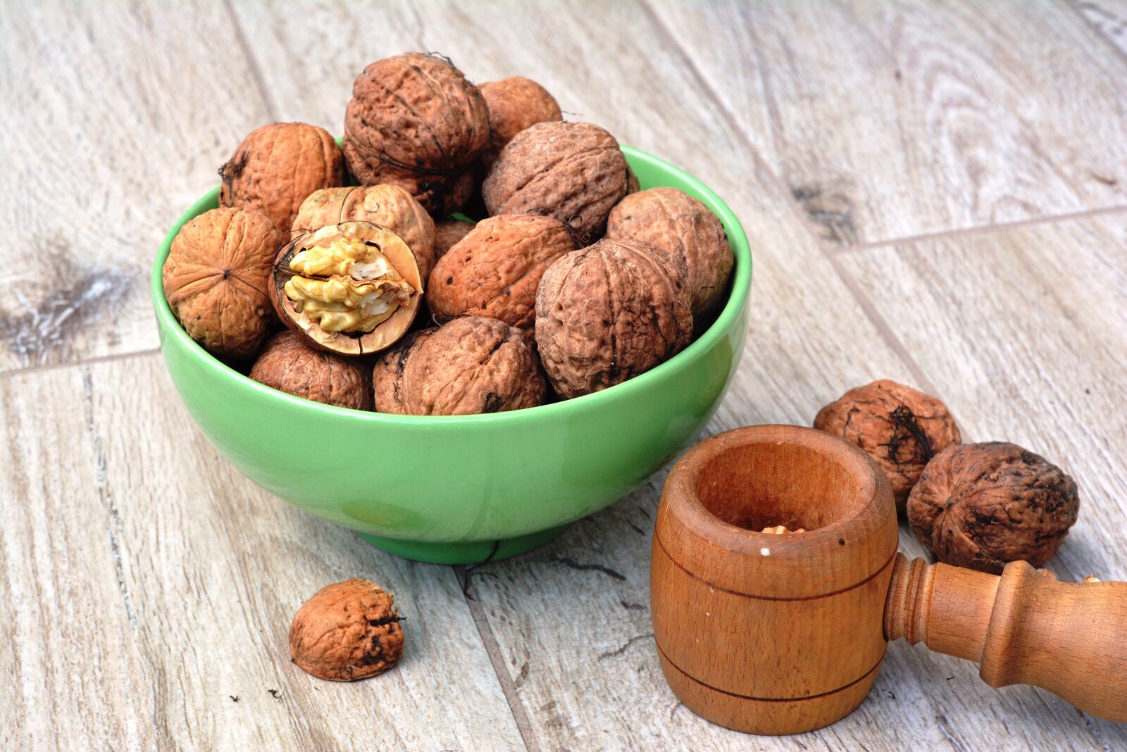 Nikon D5200 sample photo. Walnut, walnuts, smash photography