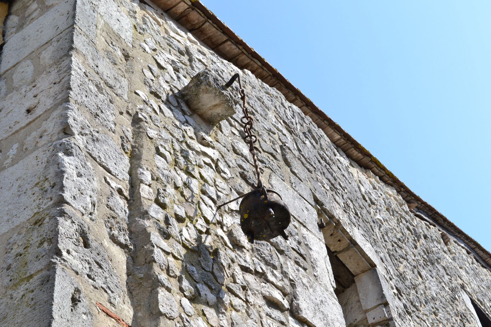 Nikon D3100 sample photo. Stone wall, cauldron, issigeac photography