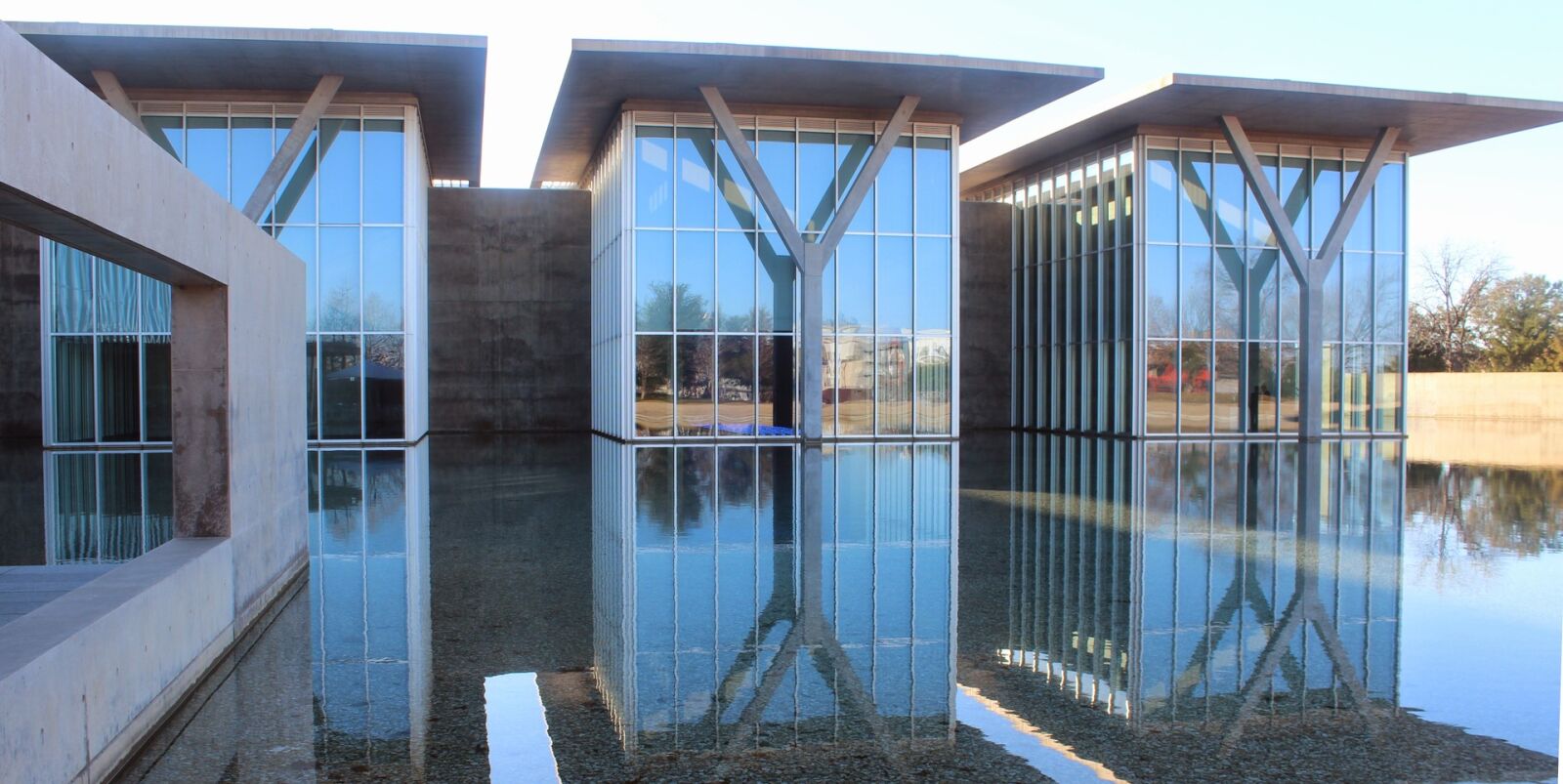 Canon EOS 600D (Rebel EOS T3i / EOS Kiss X5) sample photo. Museum, architecture, reflection photography
