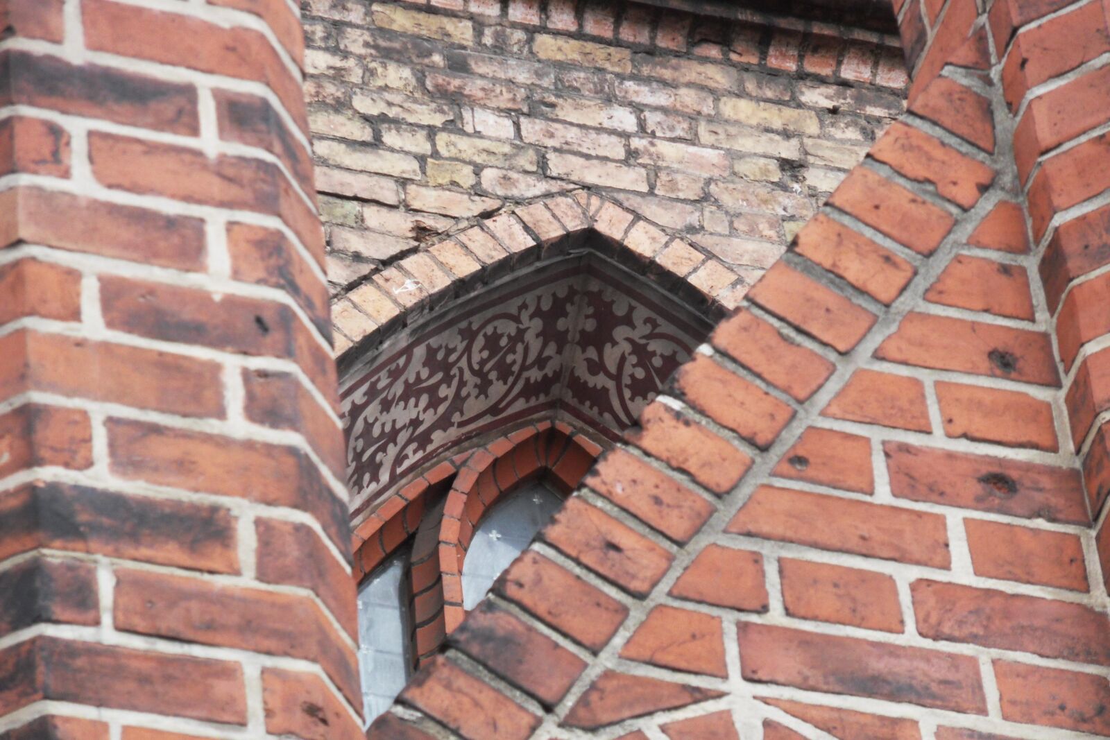 Samsung WB500, WB510 / VLUU WB500 /  HZ10W sample photo. Church, window, brick photography