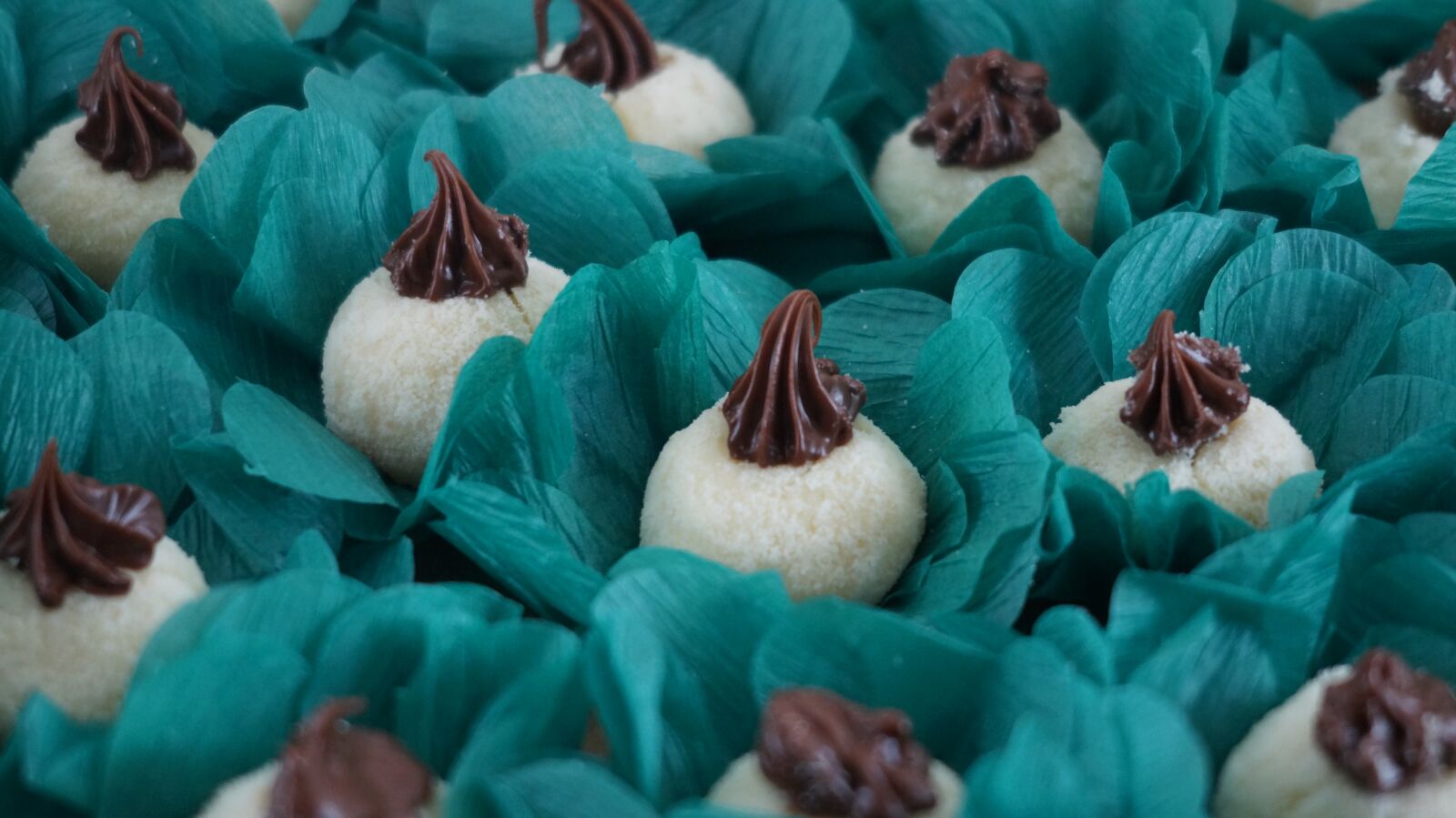 E 18-50mm F4-5.6 sample photo. Sweet, candy, party photography