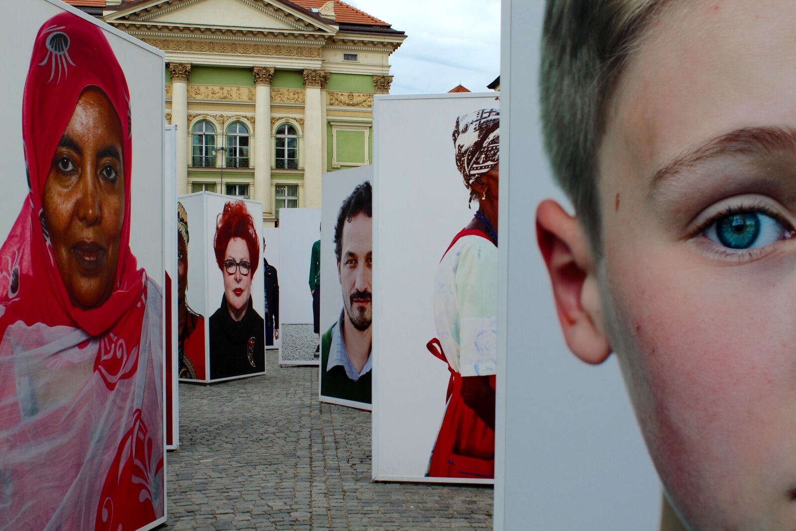 Canon EOS 1300D (EOS Rebel T6 / EOS Kiss X80) sample photo. Prague, exhibition, faces photography