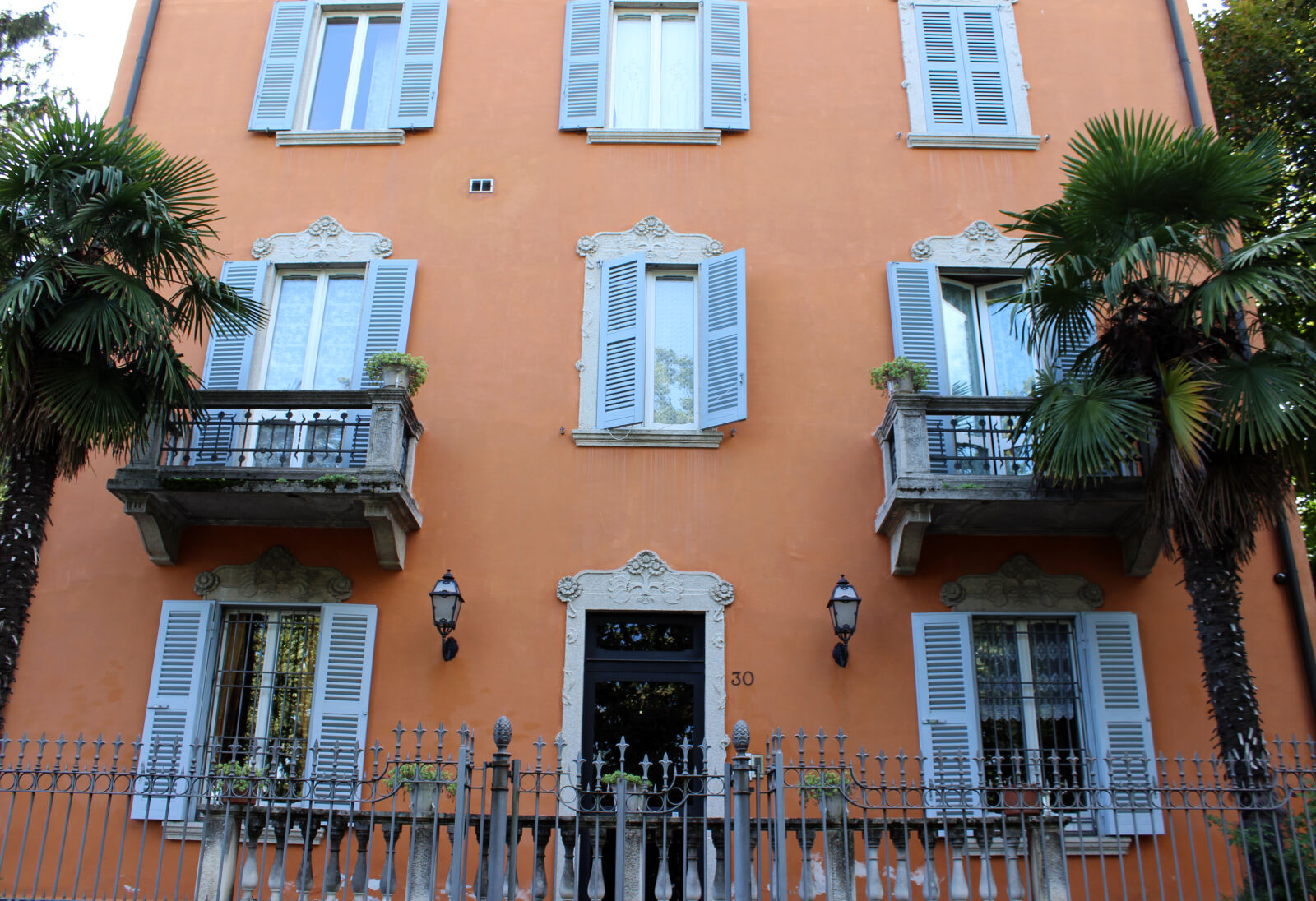 Canon EOS 600D (Rebel EOS T3i / EOS Kiss X5) sample photo. Balcony, bergamo, blinds, blue photography