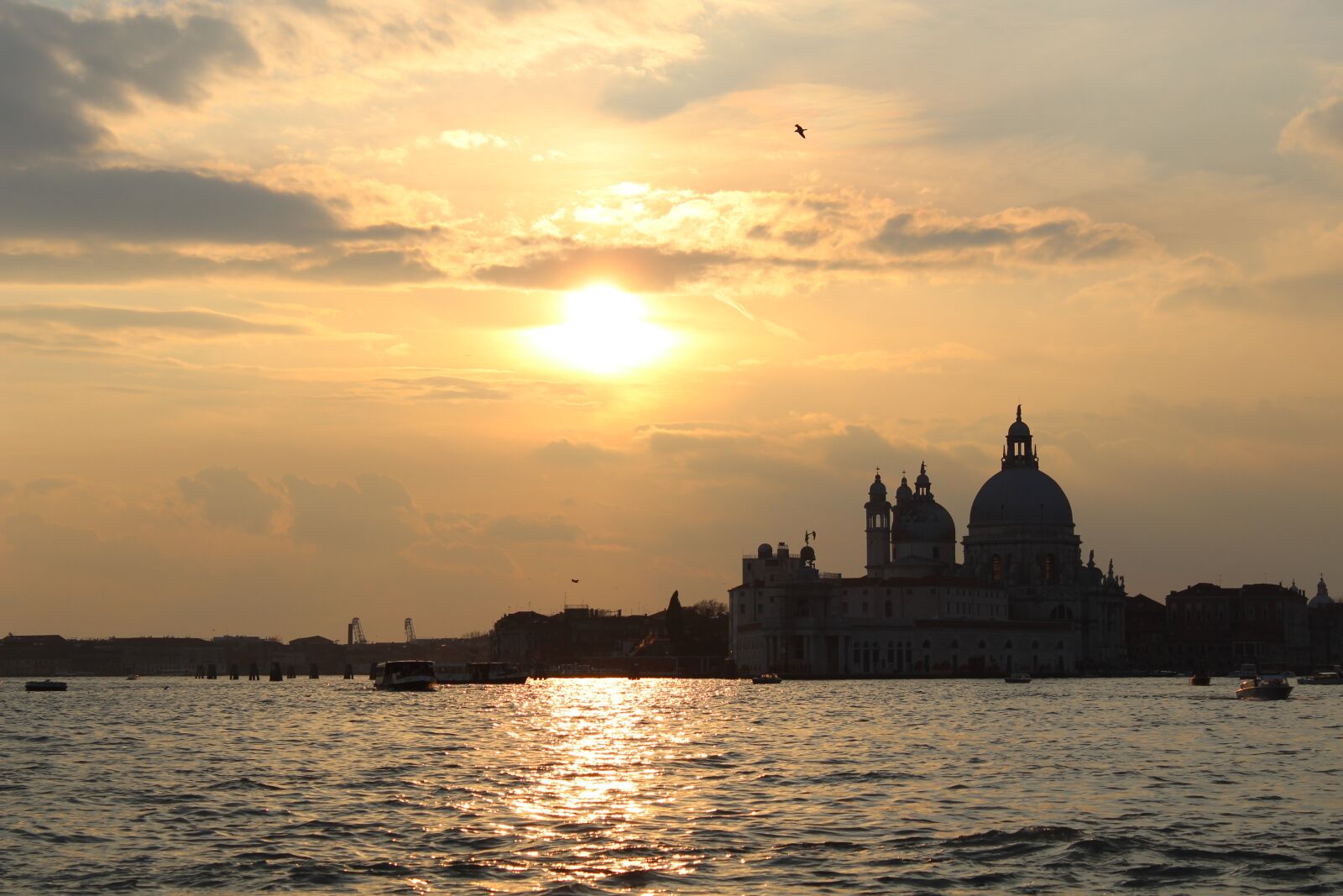 Canon EOS 1300D (EOS Rebel T6 / EOS Kiss X80) sample photo. Venice, skyline, sunset photography