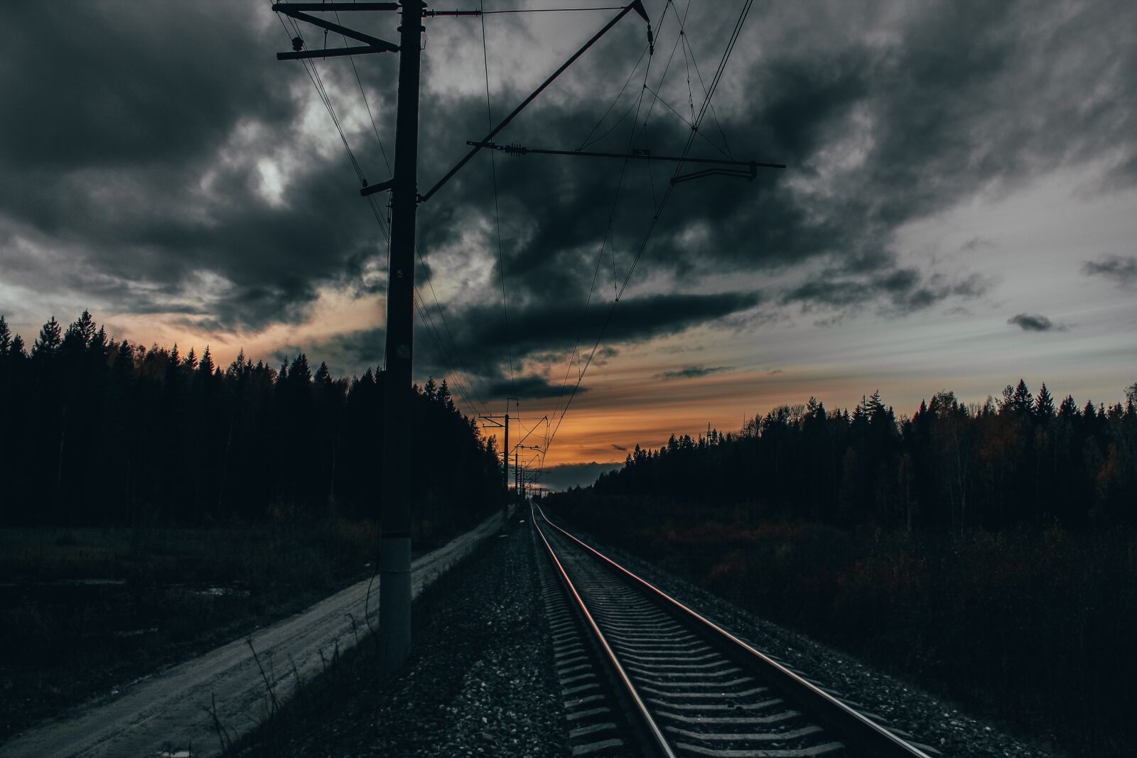 Canon EOS 1300D (EOS Rebel T6 / EOS Kiss X80) sample photo. Sunset, railways, dark photography
