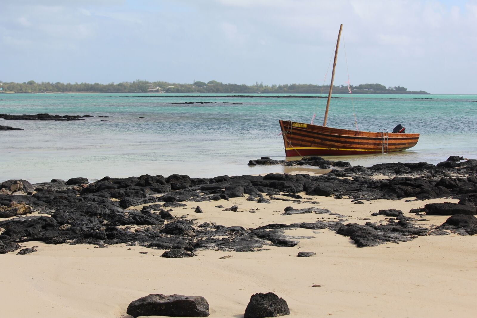 Canon EOS 1200D (EOS Rebel T5 / EOS Kiss X70 / EOS Hi) sample photo. Boat, beach, wooden boat photography