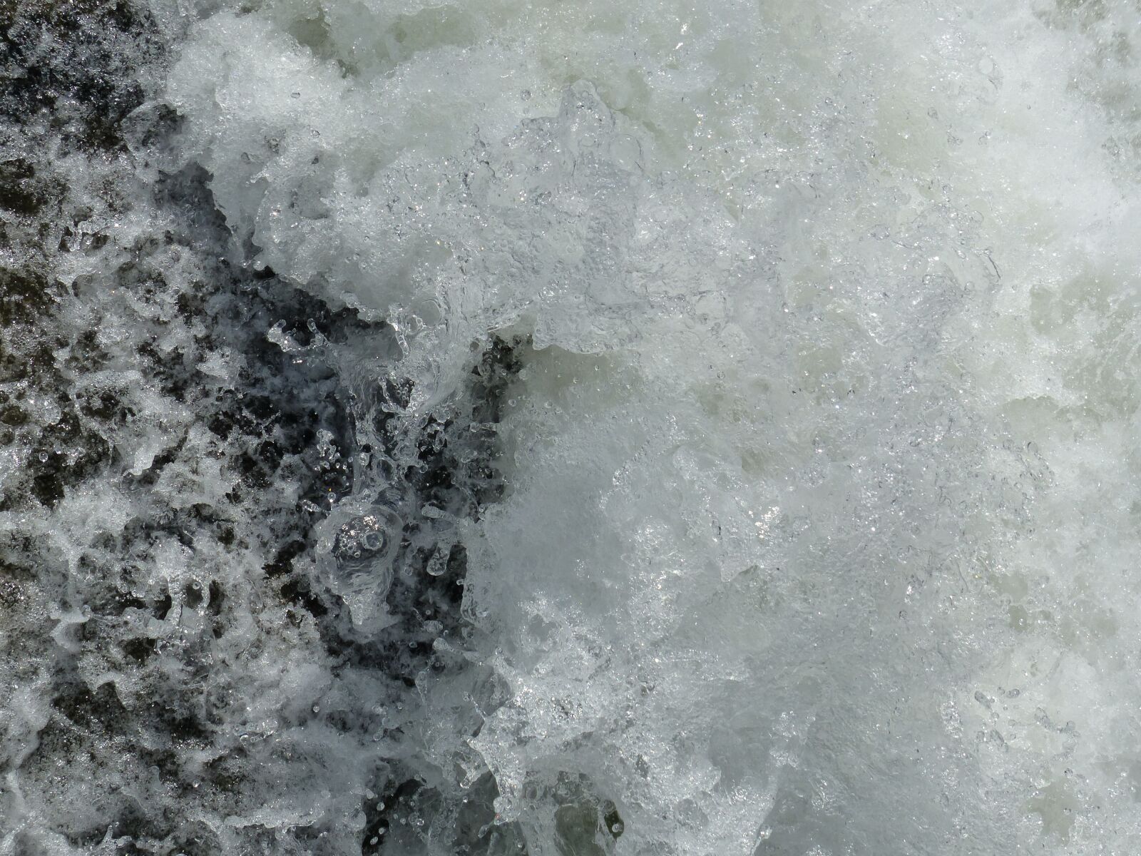 Panasonic Lumix DMC-FZ200 sample photo. Water, strudel, spray photography