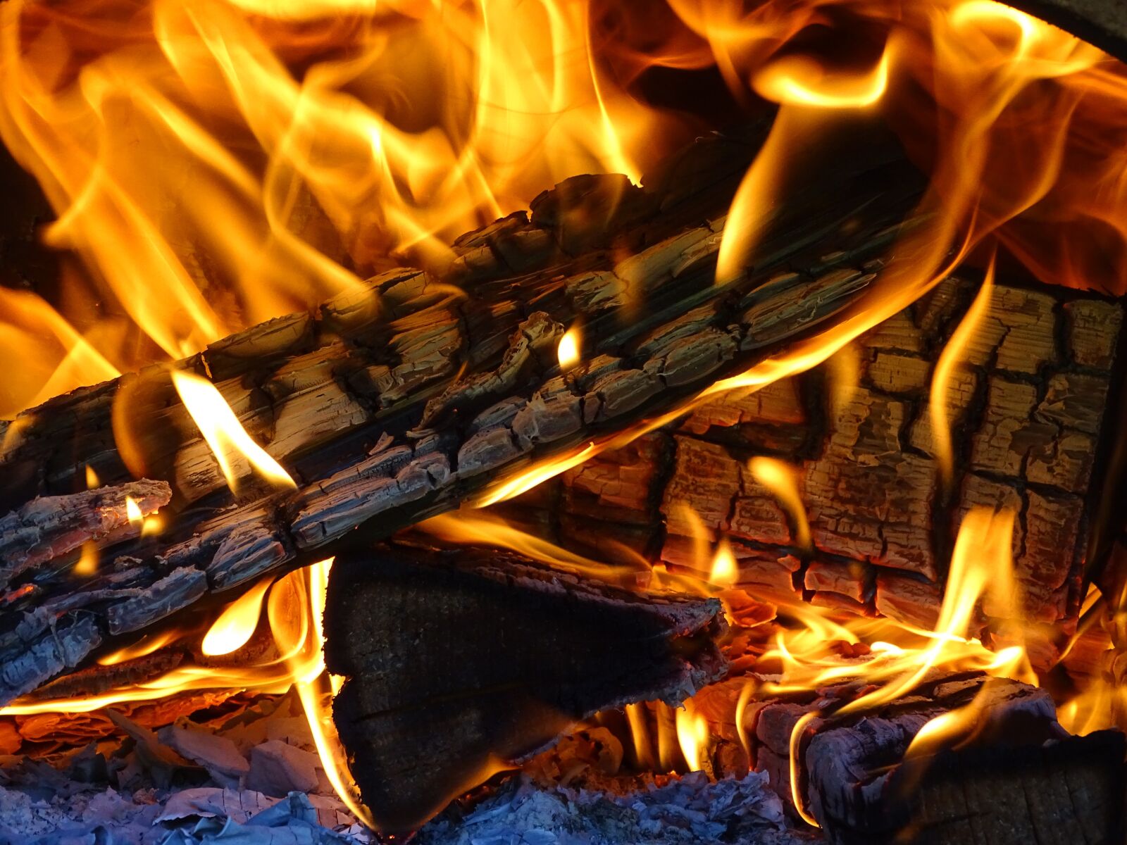 Sony Cyber-shot DSC-HX400V sample photo. Fire, embers, carbon photography