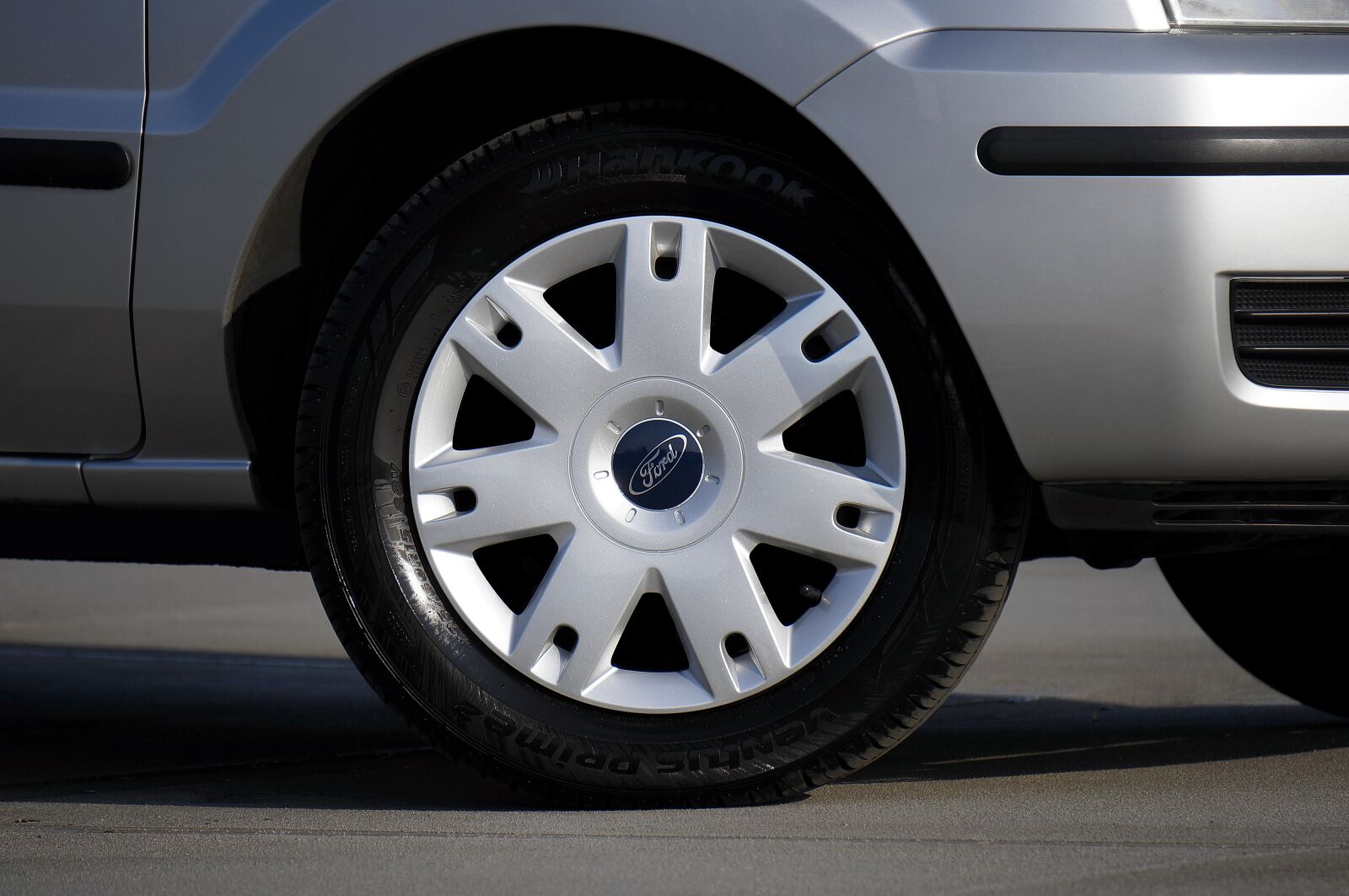 Sony Alpha NEX-5N + Sony E 55-210mm F4.5-6.3 OSS sample photo. Tyre, wheel, tire photography