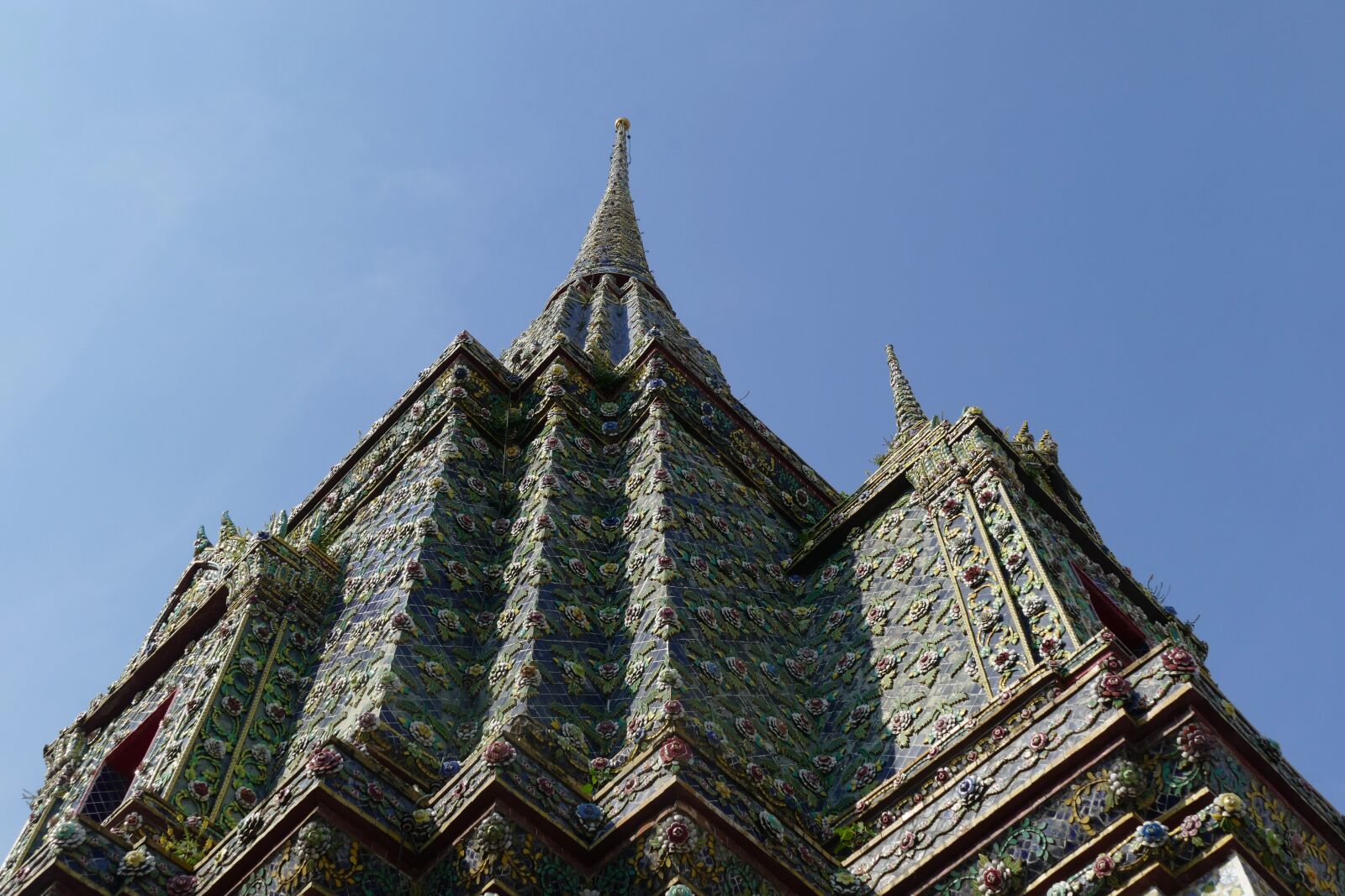 Panasonic Lumix DMC-FZ1000 sample photo. Architecture, religion, wat pho photography