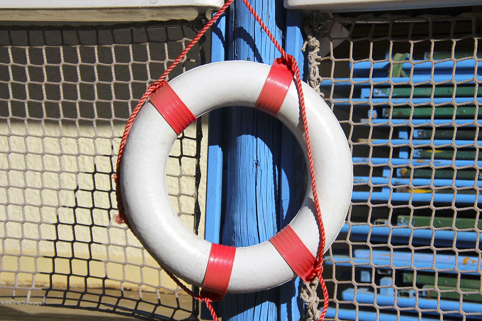 Canon EOS 700D (EOS Rebel T5i / EOS Kiss X7i) sample photo. Lifebelt, distress, help photography